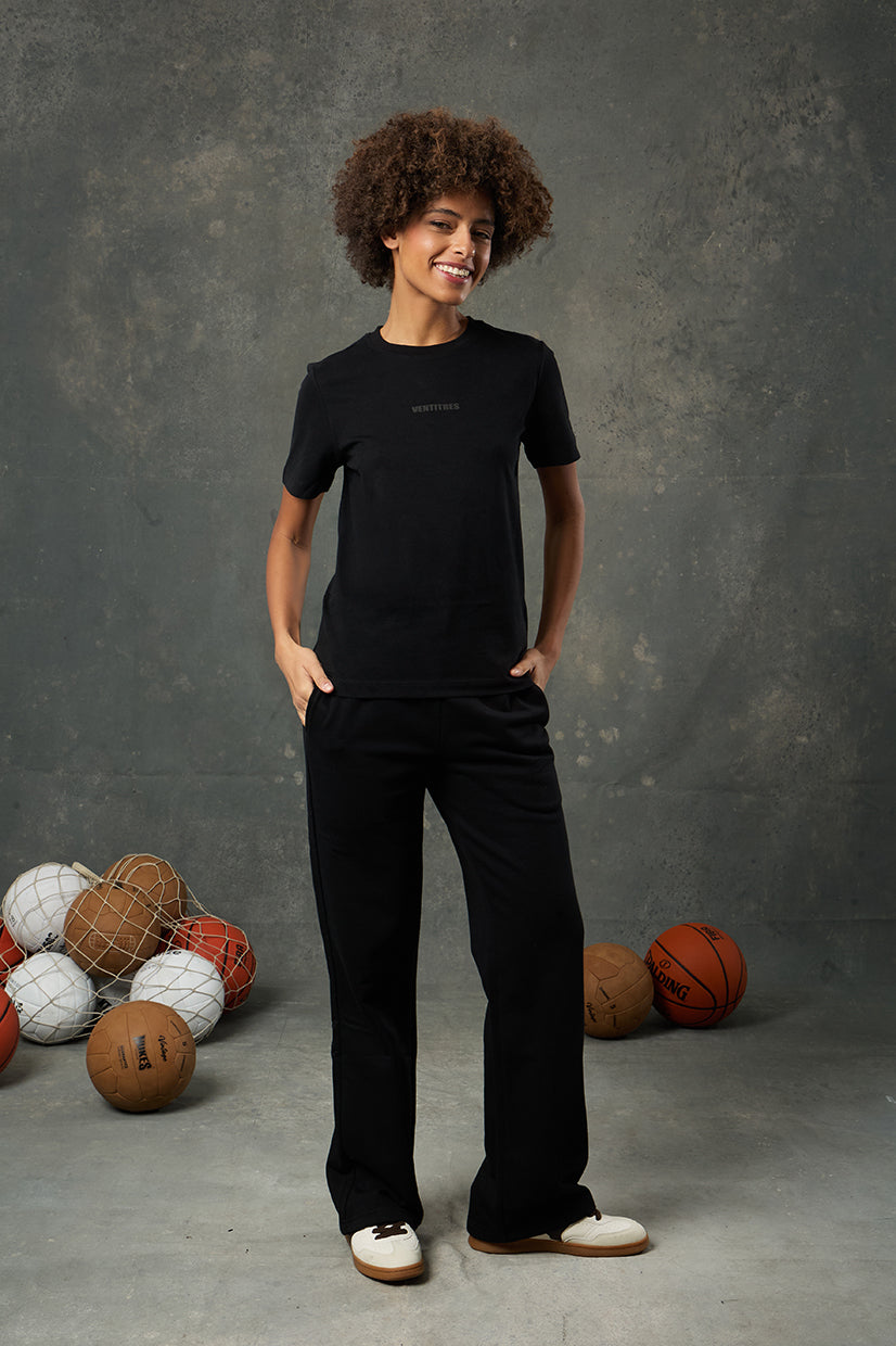 Yumuşak dokusu ve sade tasarımıyla Luna Brushed Siyah Regular Fit T-Shirt, günlük kombinleriniz için konforlu bir alternatif sunar. Hafif oversize kalıbı ve esnek kumaşıyla rahat bir kullanım sağlarken, zamansız siyah rengiyle gardırobunuzun favori parçası olmaya aday.