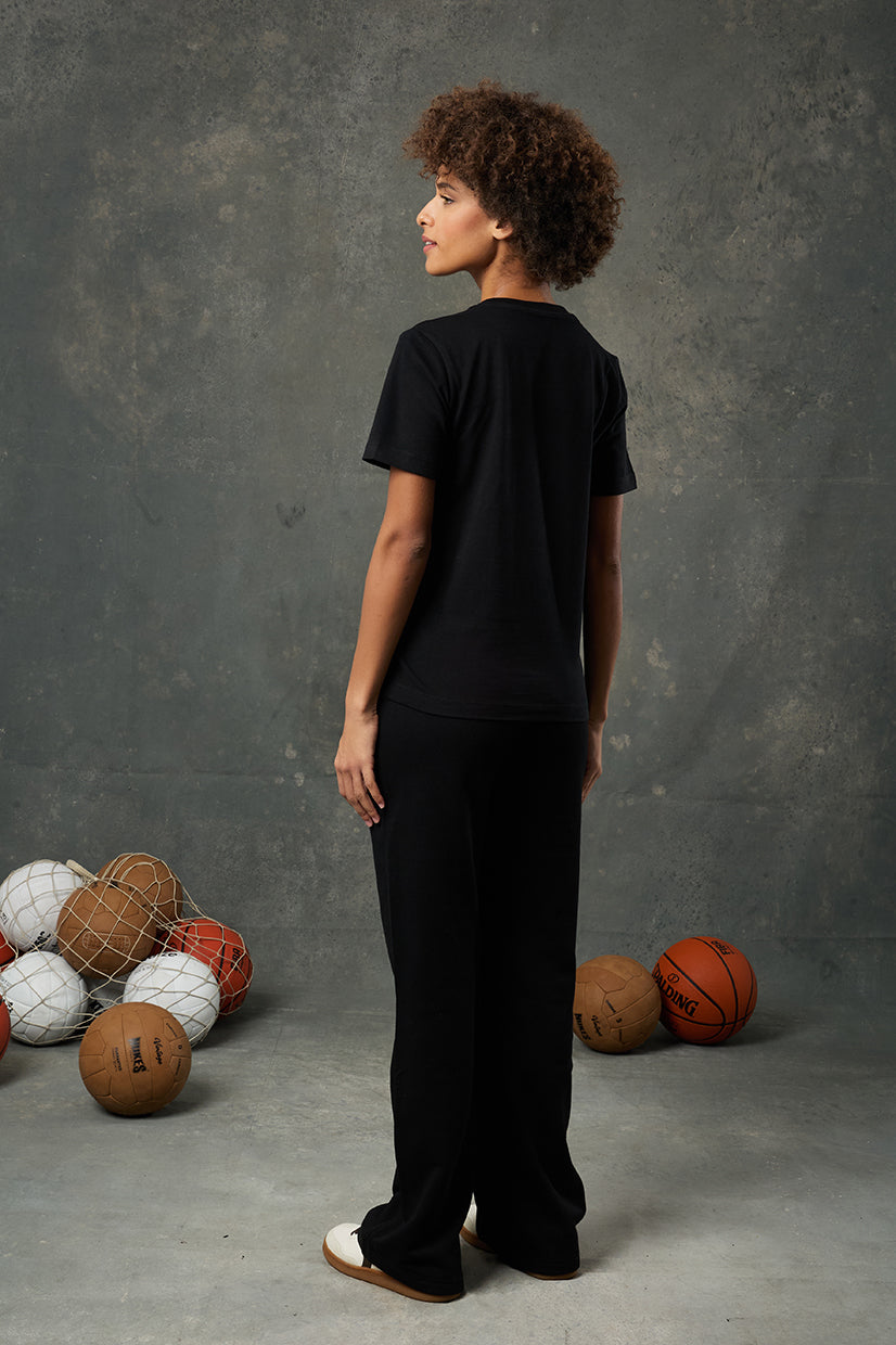 Yumuşak dokusu ve sade tasarımıyla Luna Brushed Siyah Regular Fit T-Shirt, günlük kombinleriniz için konforlu bir alternatif sunar. Hafif oversize kalıbı ve esnek kumaşıyla rahat bir kullanım sağlarken, zamansız siyah rengiyle gardırobunuzun favori parçası olmaya aday.