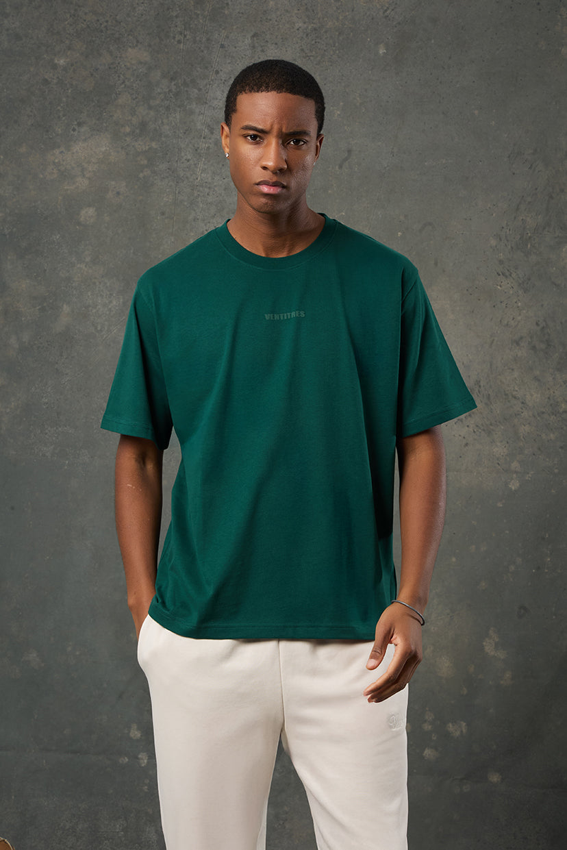 Luna Brushed Yeşil Oversize T-Shirt, salaş kesimi ve yumuşak dokulu kumaşıyla maksimum rahatlık sunar. Canlı yeşil tonu, basic görünümleri enerjik bir dokunuşla tamamlar. Günlük stilinde hem konforu hem özgünlüğü arayanlar için ideal bir seçimdir.