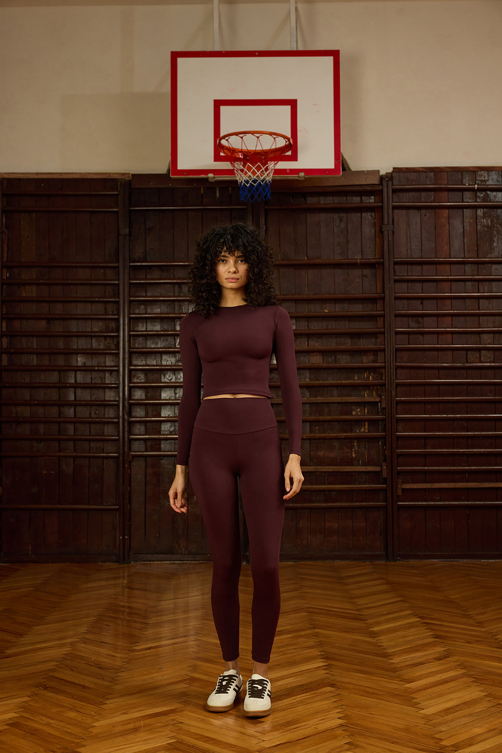 Luna Comfortlux Bordo Tayt, güçlü rengi ve sade tasarımıyla gardırobunuza enerjik bir dokunuş katar. Yüksek bel kesimi sayesinde vücudu toparlarken rahat bir kullanım sunar. Esnek ve yumuşak dokusu sayesinde spor aktivitelerinden günlük kullanıma kadar geniş bir alanda konfor sağlar. Bordo tonuyla klasik siyah taytlara alternatif arayanlar için hem şık hem fonksiyonel bir seçenek.