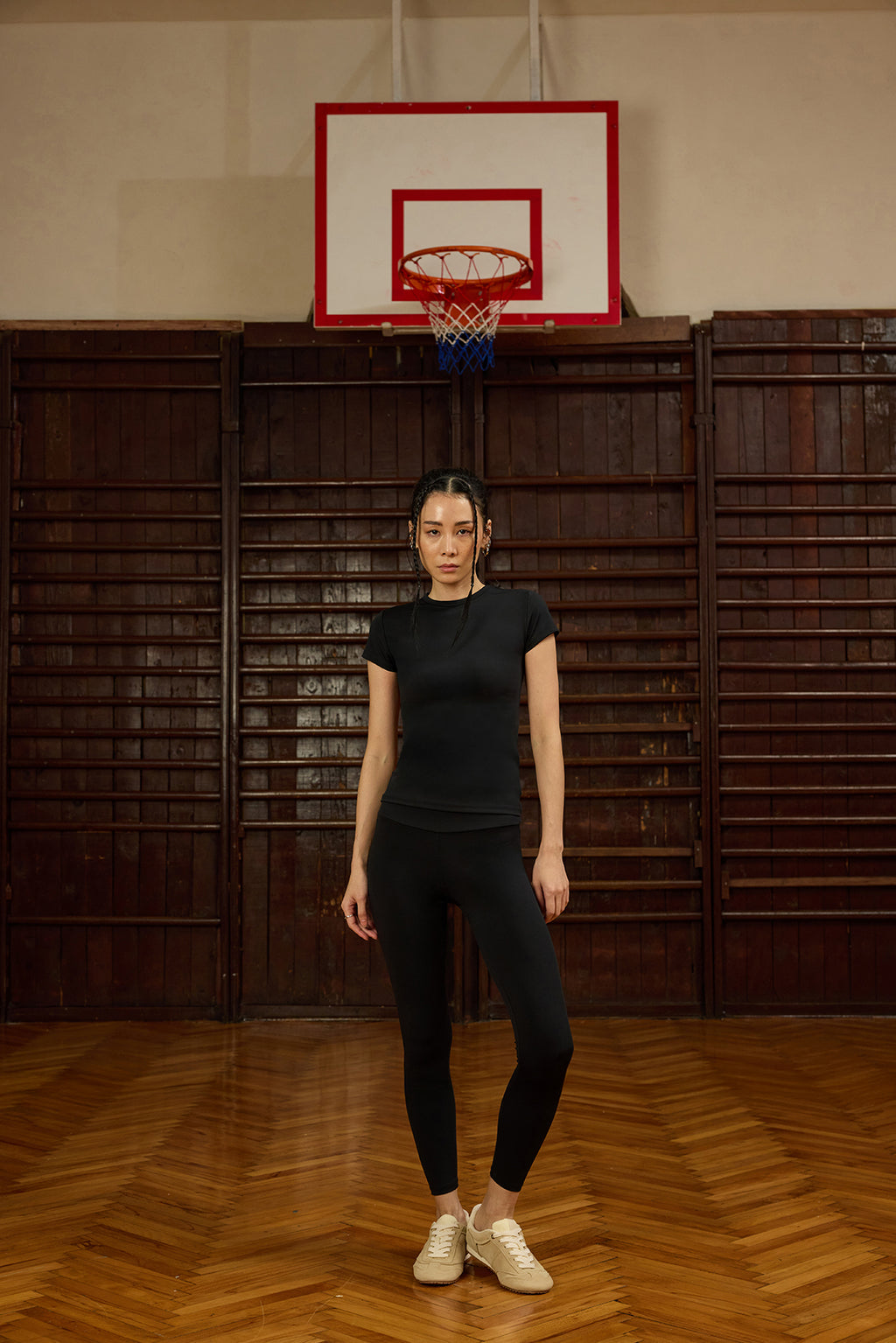 Luna Comfortlux Siyah Tayt, zamansız şıklığı ve konforu bir araya getiren tasarımıyla günlük ve aktif yaşamın vazgeçilmez parçası olmaya aday. Vücudu saran yapısı sayesinde hatları belirginleştirirken yüksek esnekliği ile maksimum hareket özgürlüğü sunar. Mat siyah tonu, farklı üstlerle zahmetsizce kombinlenebilirken, sade duruşuyla güçlü bir stil yaratır. Hem spor hem şehir yaşamı için ideal bir seçimdir.