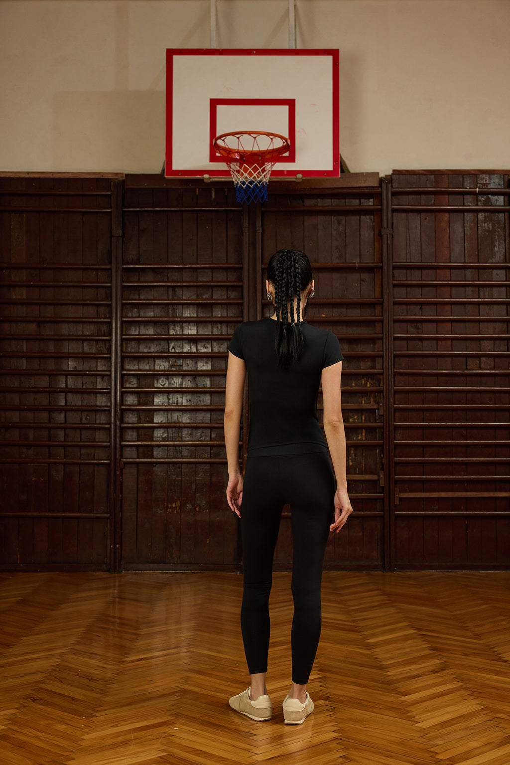 Luna Comfortlux Siyah Tayt, zamansız şıklığı ve konforu bir araya getiren tasarımıyla günlük ve aktif yaşamın vazgeçilmez parçası olmaya aday. Vücudu saran yapısı sayesinde hatları belirginleştirirken yüksek esnekliği ile maksimum hareket özgürlüğü sunar. Mat siyah tonu, farklı üstlerle zahmetsizce kombinlenebilirken, sade duruşuyla güçlü bir stil yaratır. Hem spor hem şehir yaşamı için ideal bir seçimdir.