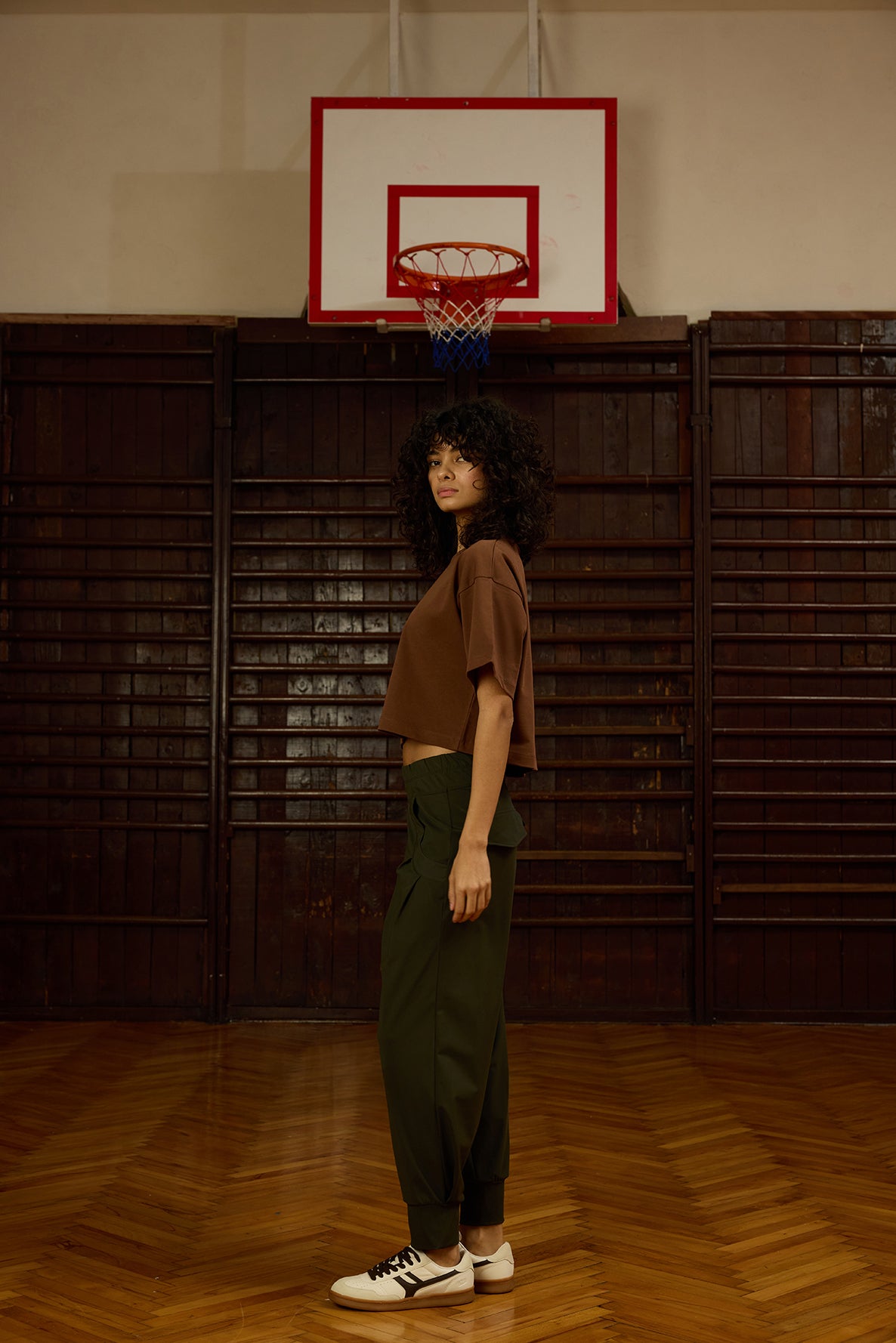 Luna Haki Jogger, şehirli ve dinamik kadınların gardırobunda hem stil hem konfor sunan modern bir parça. Hafif dokusu ve esnek yapısıyla gün boyu özgür hareket imkânı tanırken, beli saran elastik yapısı ve paçalardaki toparlayıcı formuyla vücudu zarifçe kavrar. Haki rengin doğal tonlarıyla doğadan ilham alan bu jogger; basic tişörtlerle, oversize üstlerle ya da crop parçalarla kolayca kombinlenebilir. Gündelik kullanımda, yürüyüşlerde ya da stilinize sportif bir dokunuş katmak istediğiniz anlarda Luna Jogge