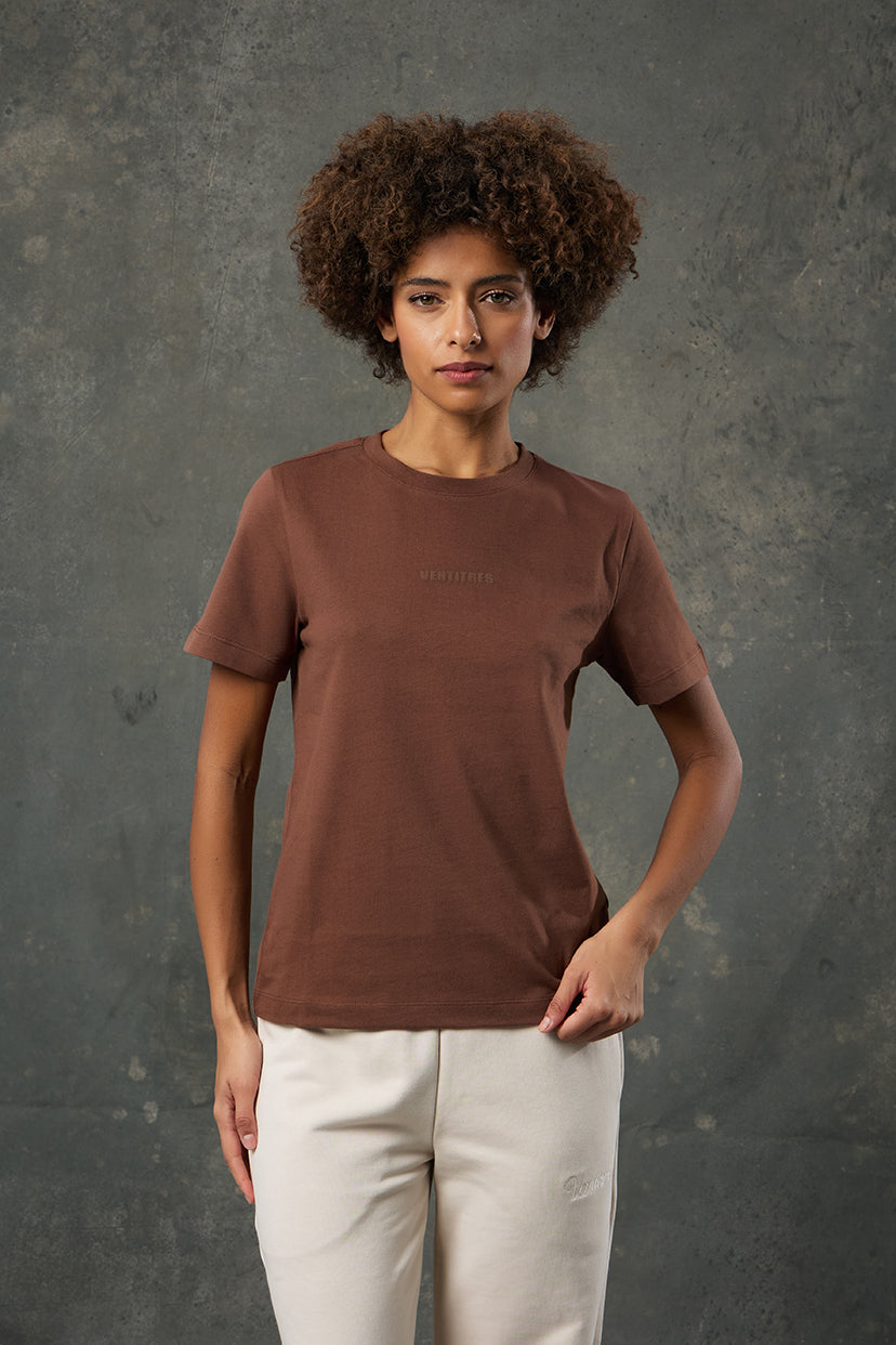 Luna Kahverengi Regular Fit T-Shirt, doğadan ilham alan sıcak tonuyla zamansız bir şıklık sunar. Günlük kullanıma uygun klasik kesimiyle rahatlığı ve sadeliği bir araya getirir.&nbsp;Yumuşak dokusu ve nefes alabilen kumaşıyla gün boyu konfor sağlar. Kısa kollu ve bisiklet yaka tasarımı, minimalist stil anlayışıyla dikkat çeker. Hem spor hem şehir stilinde kolayca kombinlenebilir.