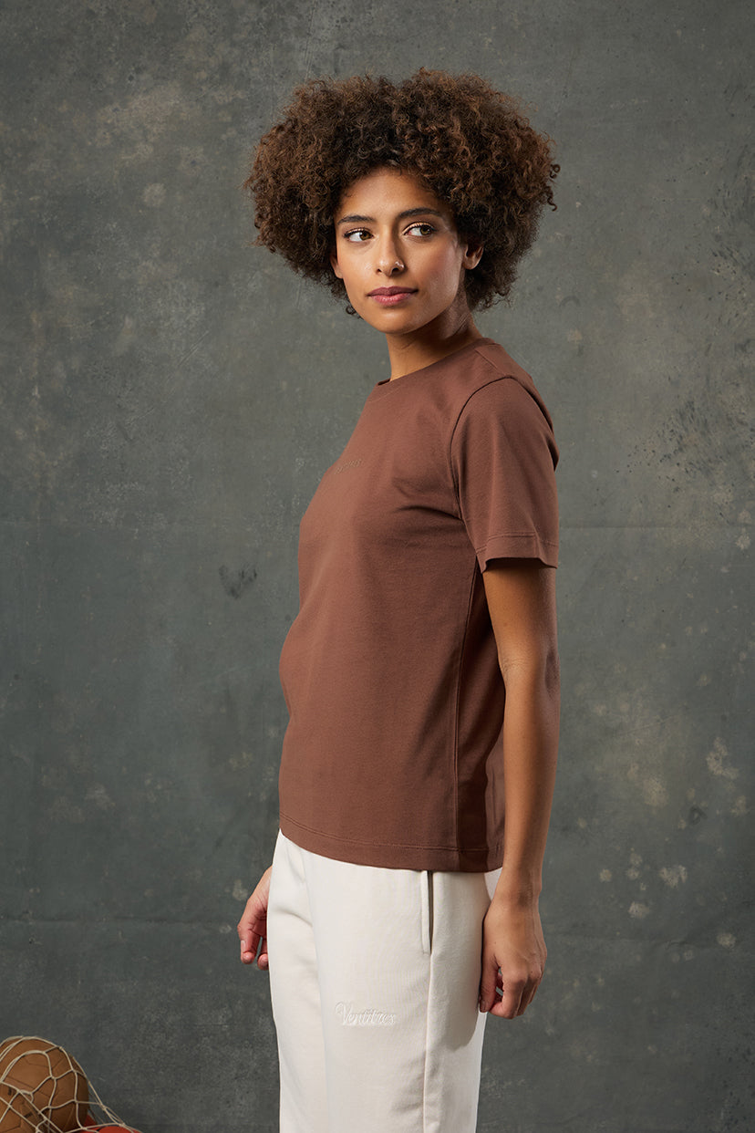 Luna Kahverengi Regular Fit T-Shirt, doğadan ilham alan sıcak tonuyla zamansız bir şıklık sunar. Günlük kullanıma uygun klasik kesimiyle rahatlığı ve sadeliği bir araya getirir.&nbsp;Yumuşak dokusu ve nefes alabilen kumaşıyla gün boyu konfor sağlar. Kısa kollu ve bisiklet yaka tasarımı, minimalist stil anlayışıyla dikkat çeker. Hem spor hem şehir stilinde kolayca kombinlenebilir.