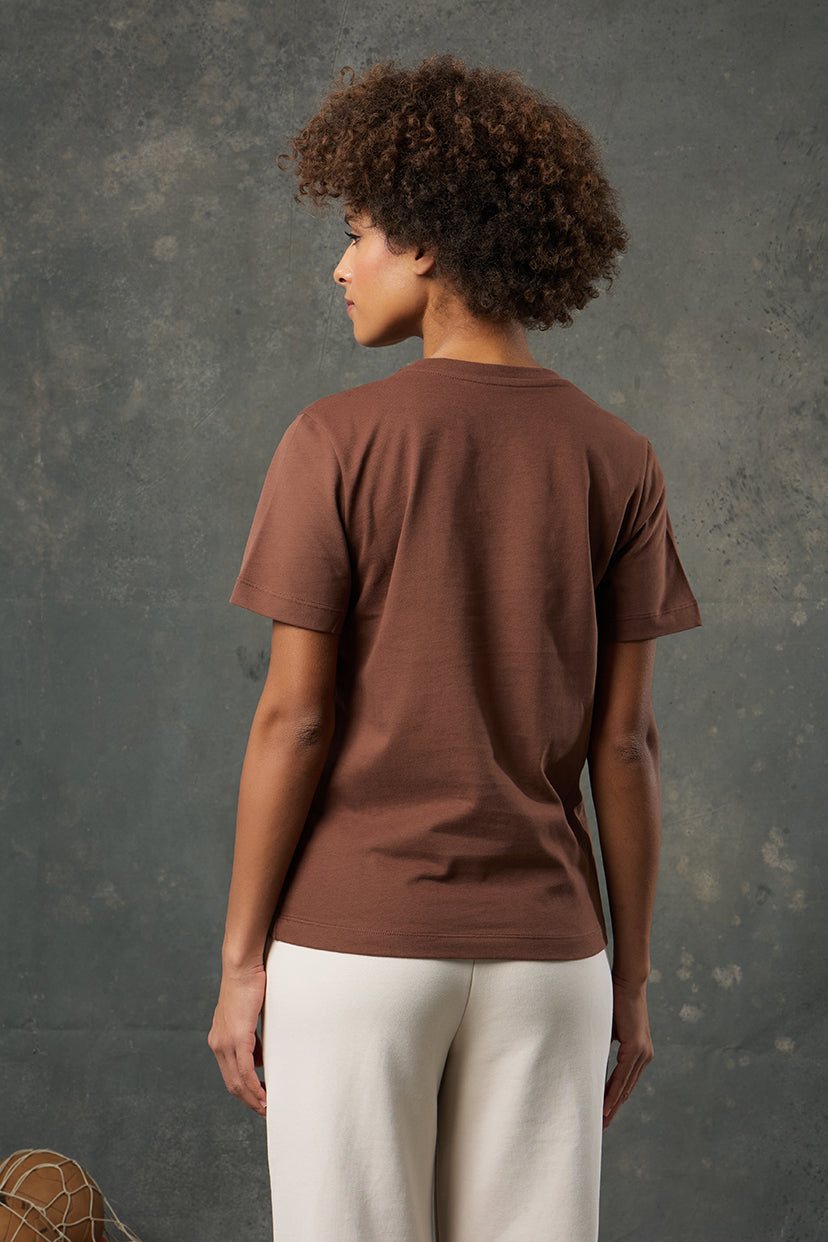 Luna Kahverengi Regular Fit T-Shirt, doğadan ilham alan sıcak tonuyla zamansız bir şıklık sunar. Günlük kullanıma uygun klasik kesimiyle rahatlığı ve sadeliği bir araya getirir.&nbsp;Yumuşak dokusu ve nefes alabilen kumaşıyla gün boyu konfor sağlar. Kısa kollu ve bisiklet yaka tasarımı, minimalist stil anlayışıyla dikkat çeker. Hem spor hem şehir stilinde kolayca kombinlenebilir.