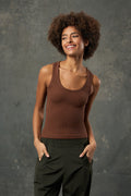 Luna Kahverengi Rib Tank, vücudu saran yapısı ve ribana dokusuyla şıklığı konforla buluşturur. Doğal kahverengi tonu, sıcak ve sofistike bir görünüm sunarken her mevsim kullanıma uygundur. Hafif ve esnek yapısıyla günlük kombinlerinize zahmetsizce uyum sağlar; ceket altına, tek başına veya eşofmanlarla kolayca eşleşebilir.