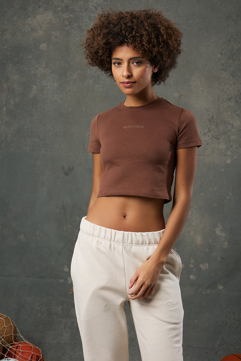 Luna Kahverengi Slim Fit Crop, vücuda oturan yapısı ve sıcak tonuyla stil sahibi bir görünüm sunar. Günlük kombinlerinize minimal ve zarif bir dokunuş katarken esnek kumaşıyla gün boyu rahatlık sağlar. Modern kesimiyle hem spor hem şehir stiline uyum gösterir.