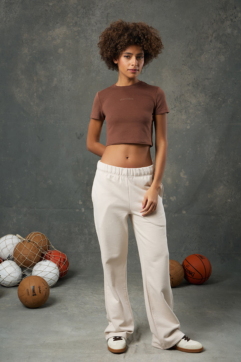Luna Kahverengi Slim Fit Crop, vücuda oturan yapısı ve sıcak tonuyla stil sahibi bir görünüm sunar. Günlük kombinlerinize minimal ve zarif bir dokunuş katarken esnek kumaşıyla gün boyu rahatlık sağlar. Modern kesimiyle hem spor hem şehir stiline uyum gösterir.