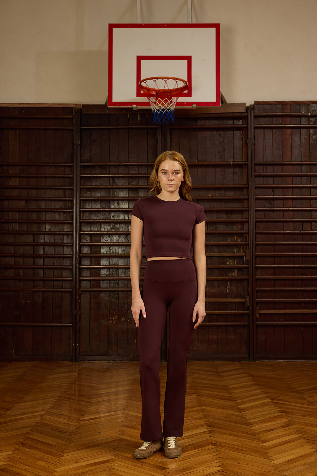 Luna Kısa Kollu Bordo Crop Top, aktif yaşam tarzını şıklıkla buluşturan tasarımıyla öne çıkar. Vücudu saran formu ve kısa kesimi sayesinde hem spor aktivitelerinde hem de günlük kullanımda modern bir görünüm sunar. Nefes alabilen esnek kumaşı sayesinde hareket özgürlüğü sağlar ve gün boyu konforlu bir deneyim yaşatır.