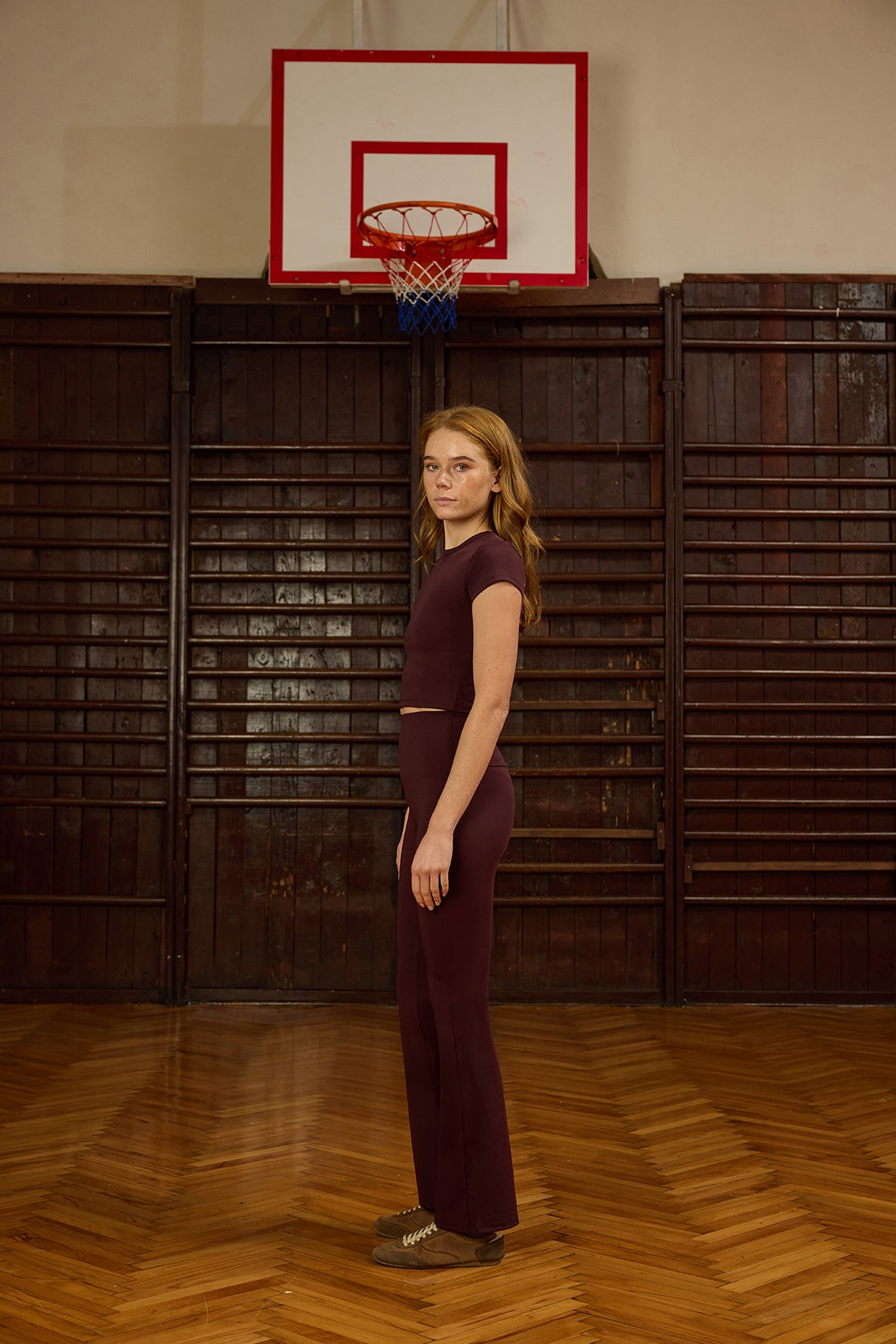 Luna Kısa Kollu Bordo Crop Top, aktif yaşam tarzını şıklıkla buluşturan tasarımıyla öne çıkar. Vücudu saran formu ve kısa kesimi sayesinde hem spor aktivitelerinde hem de günlük kullanımda modern bir görünüm sunar. Nefes alabilen esnek kumaşı sayesinde hareket özgürlüğü sağlar ve gün boyu konforlu bir deneyim yaşatır.