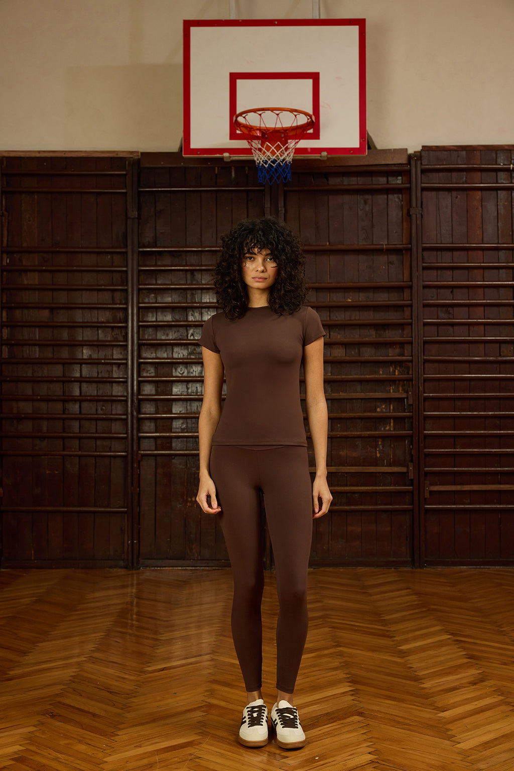 Luna Kısa Kollu Kahverengi Polyamid T-Shirt, vücuda oturan yapısıyla zarif bir siluet sunarken maksimum hareket özgürlüğü sağlar. Nefes alabilen ve yumuşak dokulu polyamid kumaşı, günlük kullanımdan antrenmanlara kadar her ortamda konforlu bir deneyim sunar.