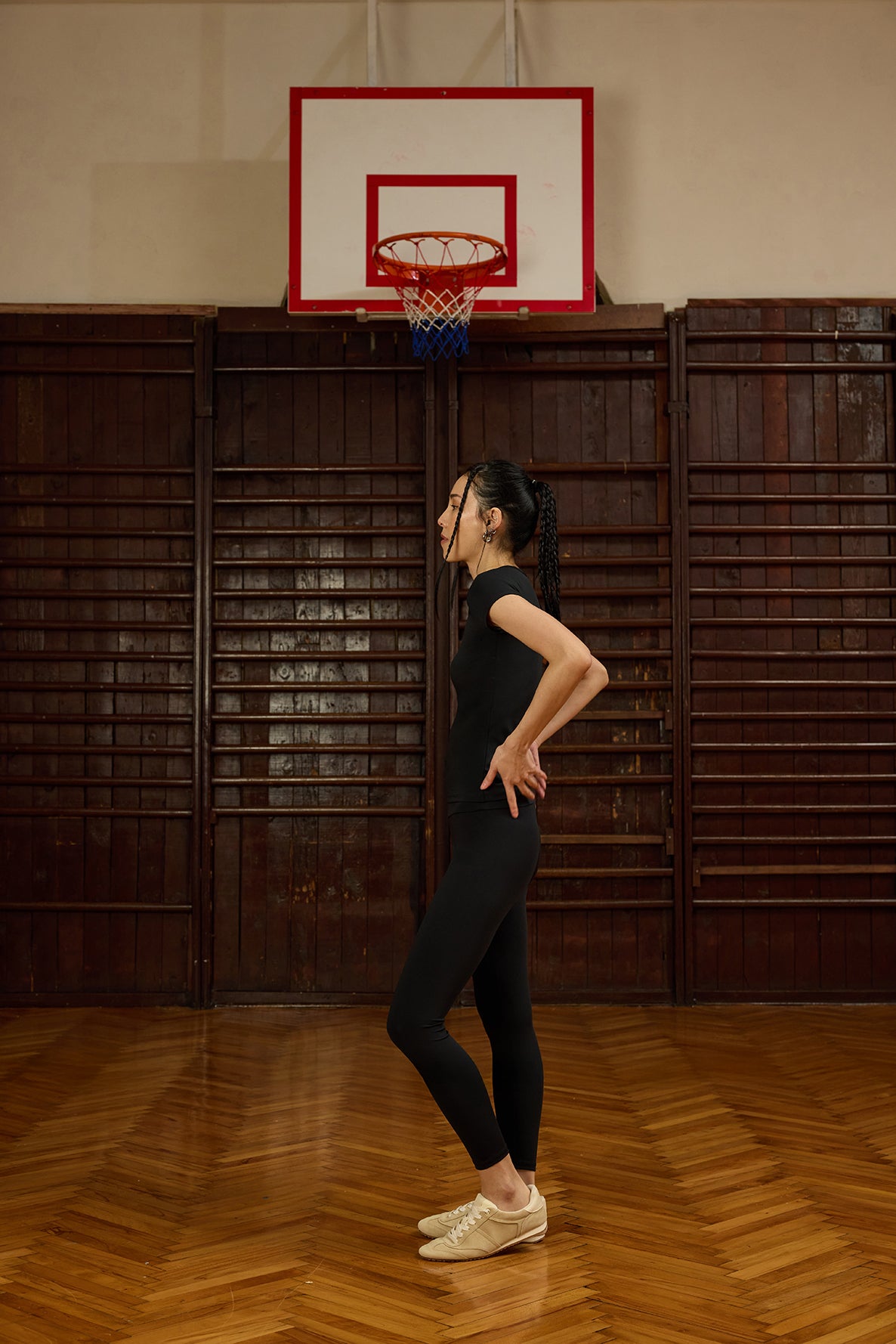 Luna Kısa Kollu Siyah Polyamid T-Shirt, vücudu saran modern kesimiyle gün boyu konfor ve stil sunar. Yüksek kaliteli polyamid kumaşı sayesinde esneklik ve nefes alabilirlik sağlar, terlemeyi minimize eder. Spor yaparken ya da günlük kombinlerde şıklıkla kullanılabilir.