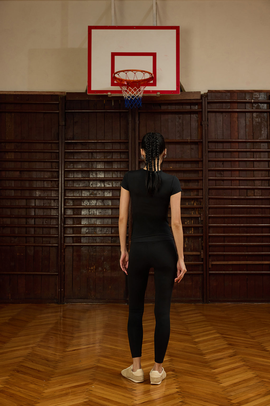 Luna Kısa Kollu Siyah Polyamid T-Shirt, vücudu saran modern kesimiyle gün boyu konfor ve stil sunar. Yüksek kaliteli polyamid kumaşı sayesinde esneklik ve nefes alabilirlik sağlar, terlemeyi minimize eder. Spor yaparken ya da günlük kombinlerde şıklıkla kullanılabilir.