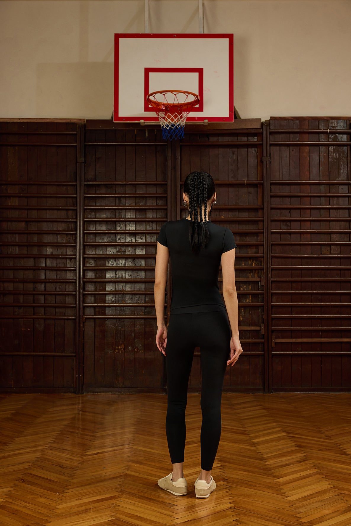 Luna Kısa Kollu Siyah Polyamid T-Shirt, vücudu saran modern kesimiyle gün boyu konfor ve stil sunar. Yüksek kaliteli polyamid kumaşı sayesinde esneklik ve nefes alabilirlik sağlar, terlemeyi minimize eder. Spor yaparken ya da günlük kombinlerde şıklıkla kullanılabilir.