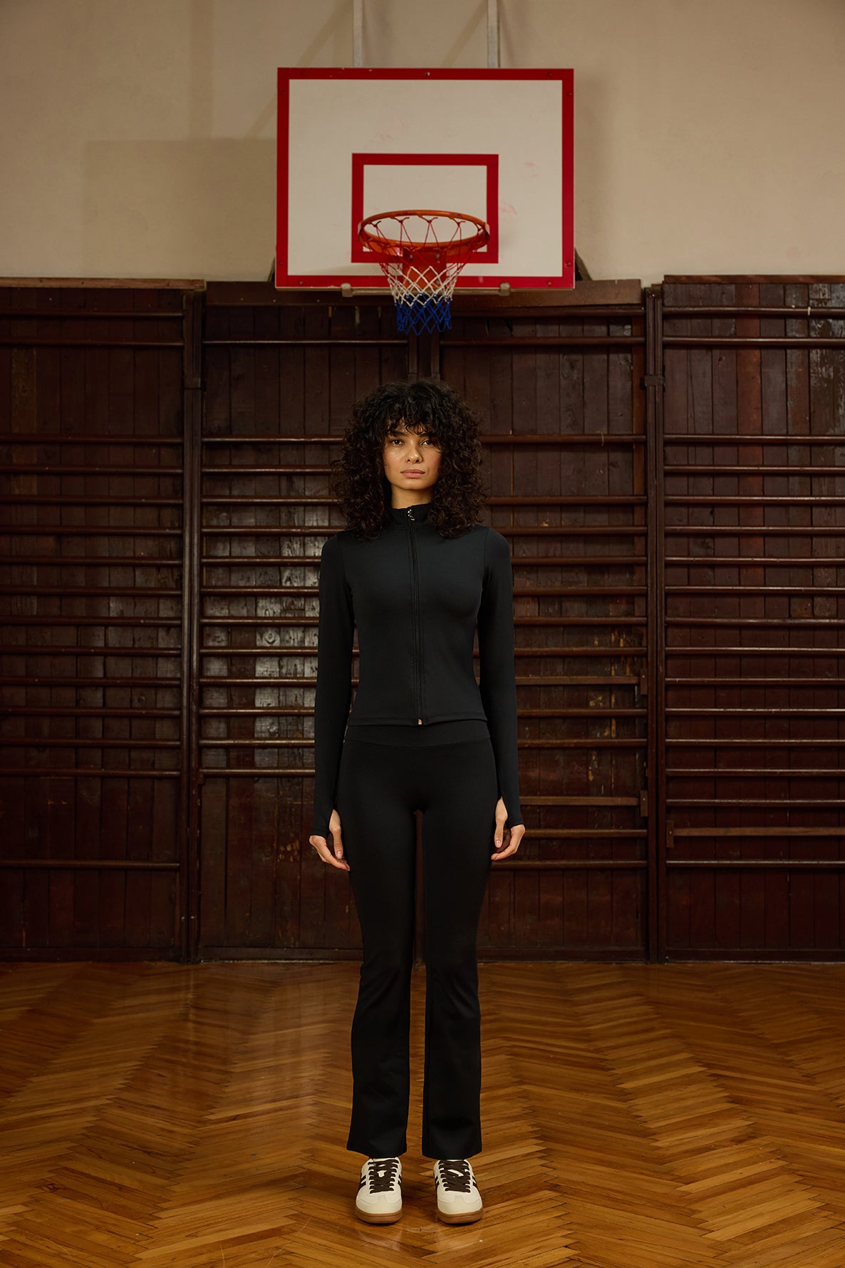 Luna Siyah Ceket, zamansız rengi ve modern kesimiyle aktif yaşam stiline şık bir dokunuş katıyor. Vücudu saran formu ve fermuar detaylarıyla hem spor hem günlük kullanım için ideal bir seçenektir. Yüksek yakası ve uzun kollu tasarımı sayesinde serin havalarda ekstra koruma sağlar. Minimal ve fonksiyonel yapısıyla gardırobunuzun vazgeçilmez parçası olmaya aday.