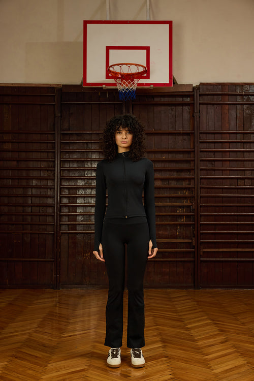 Luna Siyah Ceket, zamansız rengi ve modern kesimiyle aktif yaşam stiline şık bir dokunuş katıyor. Vücudu saran formu ve fermuar detaylarıyla hem spor hem günlük kullanım için ideal bir seçenektir. Yüksek yakası ve uzun kollu tasarımı sayesinde serin havalarda ekstra koruma sağlar. Minimal ve fonksiyonel yapısıyla gardırobunuzun vazgeçilmez parçası olmaya aday.