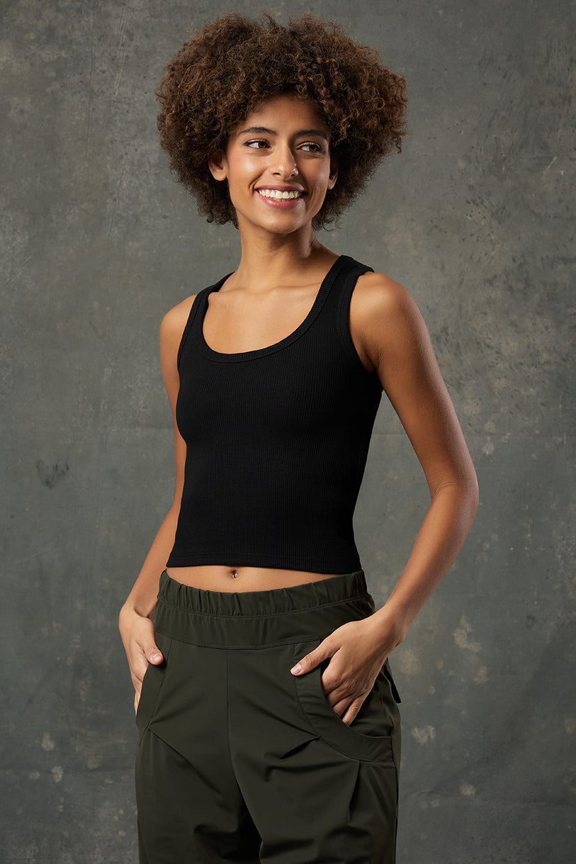 Luna Siyah Rib Tank, vücuda oturan kesimi ve nervürlü kumaşıyla minimal şıklığı günlük stile taşıyor. Esnek yapısı sayesinde hareket özgürlüğü sunarken, zamansız siyah tonu ile kombinlerin vazgeçilmezi oluyor.&nbsp;İster spor sırasında ister gün içinde konforlu bir şıklık arayanlar için ideal. Yüksek belli taytlar, eşofmanlar ya da şortlarla mükemmel bir uyum sağlar.