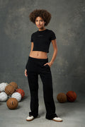 Luna Siyah Slim Fit Crop, vücuda oturan kesimi ve modern duruşuyla stil sahibi bir görünüm sunar. Kısa kol yapısı ve crop boyu sayesinde hem spor kombinlerinize hem de günlük stilinize kolayca uyum sağlar.&nbsp;Yumuşak dokusu ve esnek yapısı ile gün boyu konfor vadeder. Tek başına ya da ceket altına kullanılarak güçlü ve sade bir stil yaratmak isteyenler için ideal bir seçimdir.