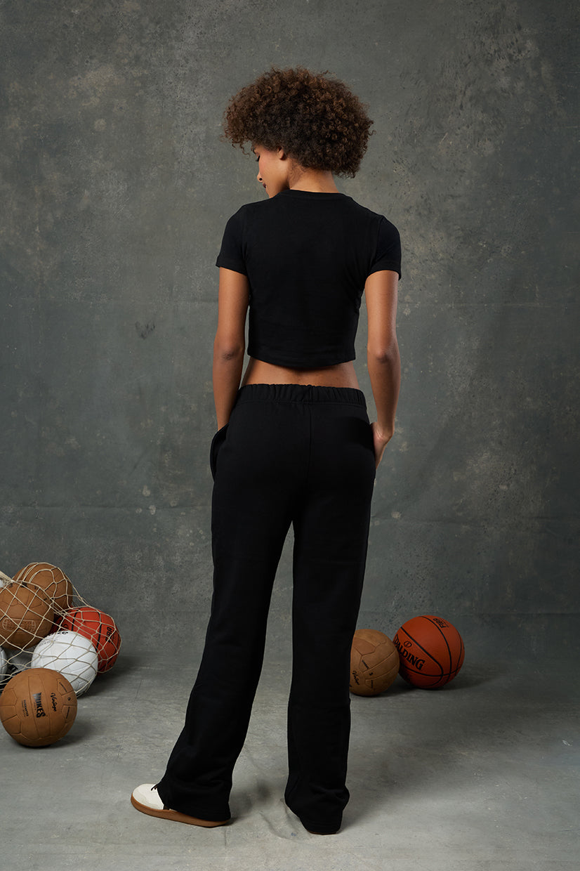 Luna Siyah Slim Fit Crop, vücuda oturan kesimi ve modern duruşuyla stil sahibi bir görünüm sunar. Kısa kol yapısı ve crop boyu sayesinde hem spor kombinlerinize hem de günlük stilinize kolayca uyum sağlar.&nbsp;Yumuşak dokusu ve esnek yapısı ile gün boyu konfor vadeder. Tek başına ya da ceket altına kullanılarak güçlü ve sade bir stil yaratmak isteyenler için ideal bir seçimdir.