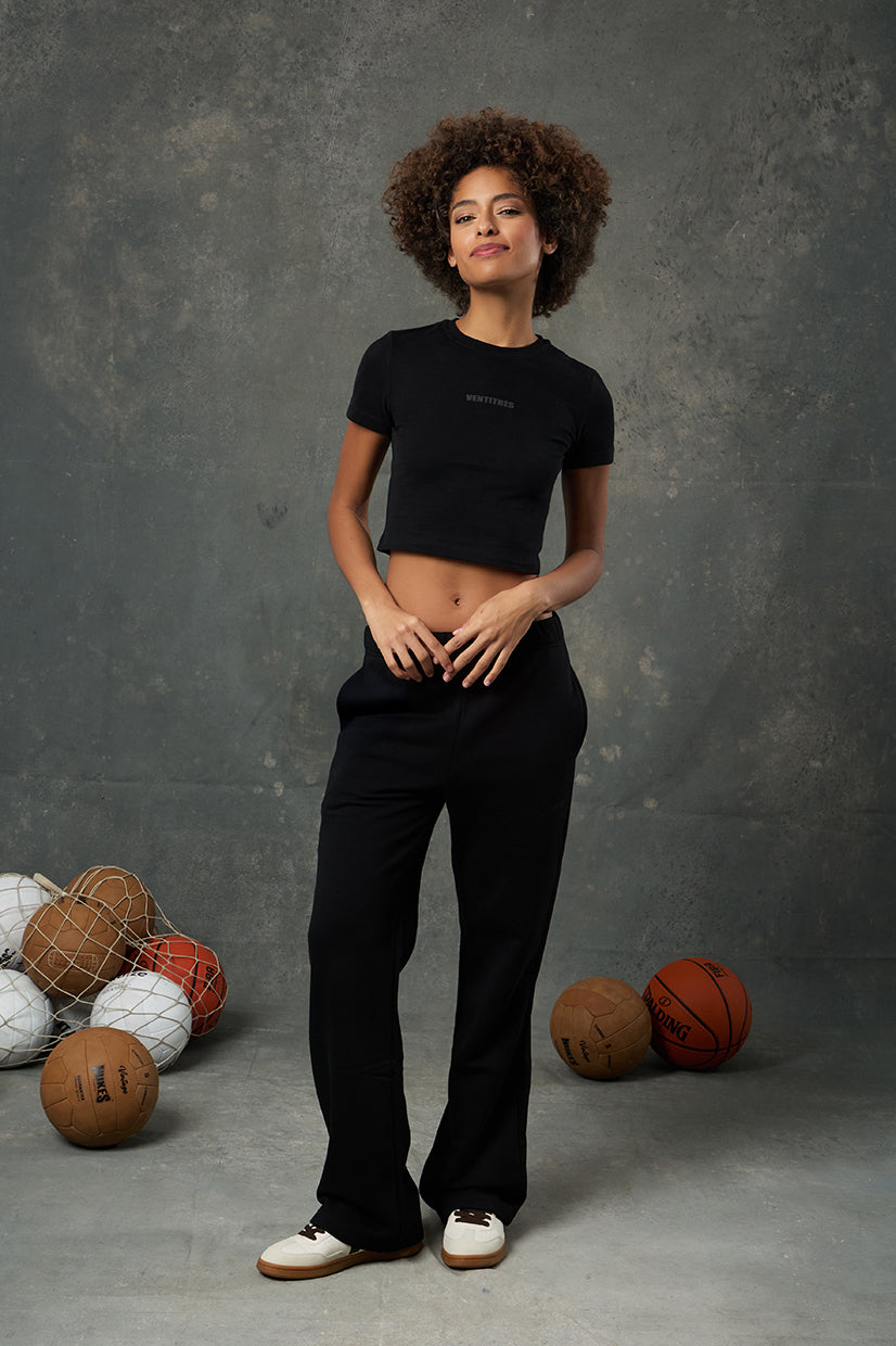 Luna Siyah Slim Fit Crop, vücuda oturan kesimi ve modern duruşuyla stil sahibi bir görünüm sunar. Kısa kol yapısı ve crop boyu sayesinde hem spor kombinlerinize hem de günlük stilinize kolayca uyum sağlar.&nbsp;Yumuşak dokusu ve esnek yapısı ile gün boyu konfor vadeder. Tek başına ya da ceket altına kullanılarak güçlü ve sade bir stil yaratmak isteyenler için ideal bir seçimdir.