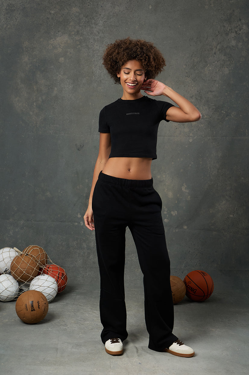 Luna Siyah Slim Fit Crop, vücuda oturan kesimi ve modern duruşuyla stil sahibi bir görünüm sunar. Kısa kol yapısı ve crop boyu sayesinde hem spor kombinlerinize hem de günlük stilinize kolayca uyum sağlar.&nbsp;Yumuşak dokusu ve esnek yapısı ile gün boyu konfor vadeder. Tek başına ya da ceket altına kullanılarak güçlü ve sade bir stil yaratmak isteyenler için ideal bir seçimdir.