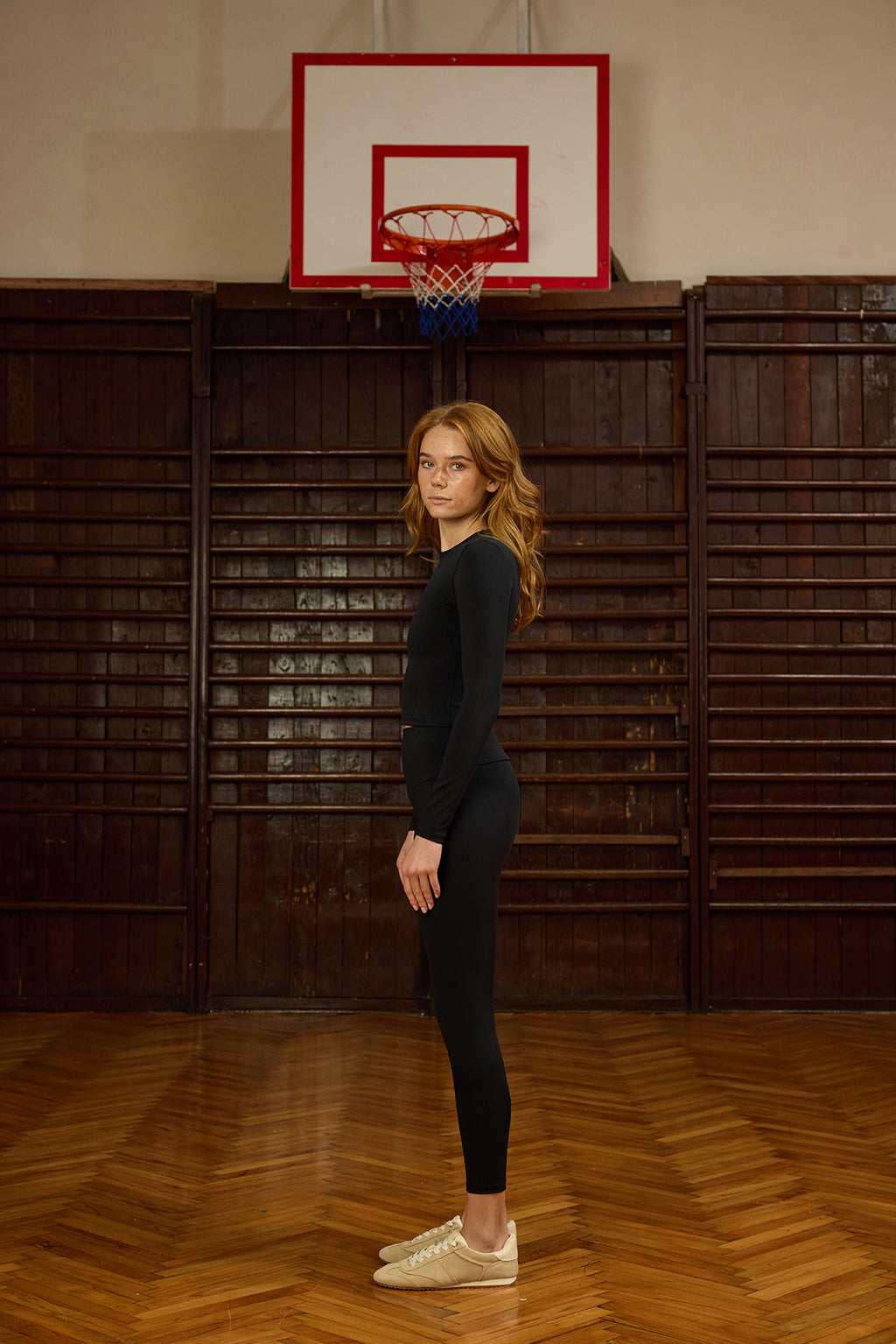 Luna Siyah Uzun Kollu Crop, sade ama etkileyici tasarımıyla stilinize modern bir dokunuş katar. Esnek ve nefes alabilir kumaşı sayesinde gün boyu konfor sunar; ister spor yaparken ister günlük hayatta rahatlıkla tercih edebilirsiniz. Vücudu nazikçe saran formu ve zamansız siyah tonu ile hem minimal hem şık bir görünüm elde etmenizi sağlar. Pilates, yoga ya da yürüyüş gibi aktivitelerde yüksek performans sağlarken, basic parçalarla kolayca kombinlenerek gardırobunuzun vazgeçilmezlerinden biri olur.