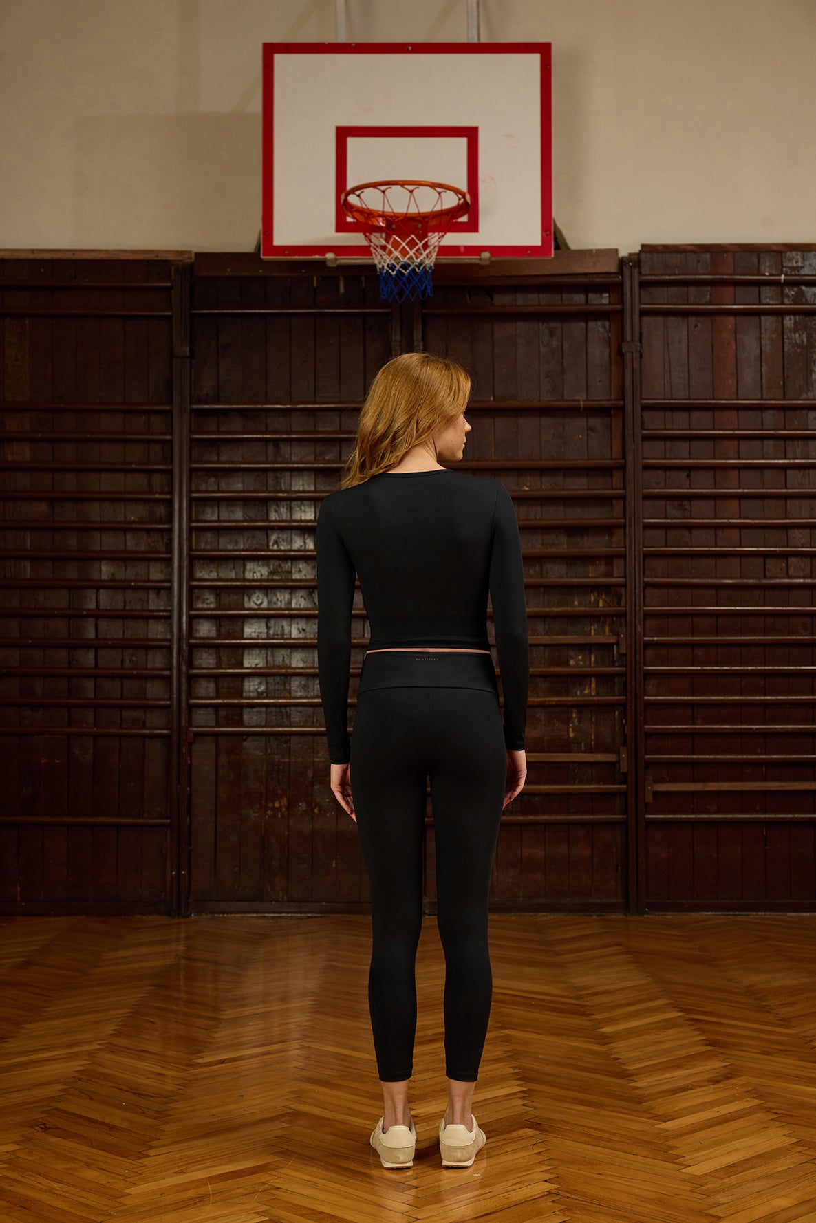 Luna Siyah Uzun Kollu Crop, sade ama etkileyici tasarımıyla stilinize modern bir dokunuş katar. Esnek ve nefes alabilir kumaşı sayesinde gün boyu konfor sunar; ister spor yaparken ister günlük hayatta rahatlıkla tercih edebilirsiniz. Vücudu nazikçe saran formu ve zamansız siyah tonu ile hem minimal hem şık bir görünüm elde etmenizi sağlar. Pilates, yoga ya da yürüyüş gibi aktivitelerde yüksek performans sağlarken, basic parçalarla kolayca kombinlenerek gardırobunuzun vazgeçilmezlerinden biri olur.