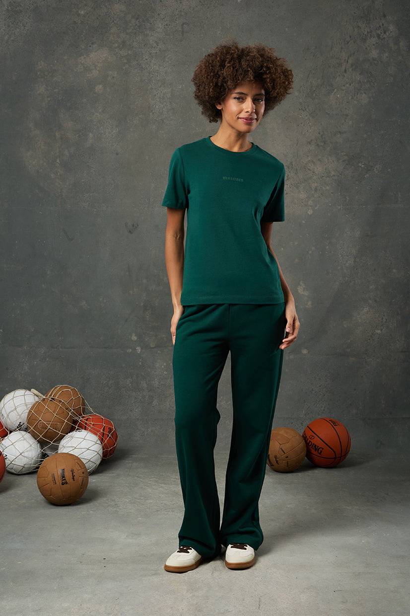 Luna Yeşil Regular Fit T-Shirt, doğallığın ve dinamizmin birleştiği zamansız bir stil sunar. Rahat kalıbı sayesinde gün boyu konfor sağlarken, sade tasarımıyla her kombine uyum gösterir.&nbsp;Yumuşak dokusu ve nefes alan kumaşı ile hem günlük yaşamda hem de aktif günlerde tercih edilebilir. Kısa kollu ve bisiklet yaka detayı, sportif ve modern bir görünüm yaratır.