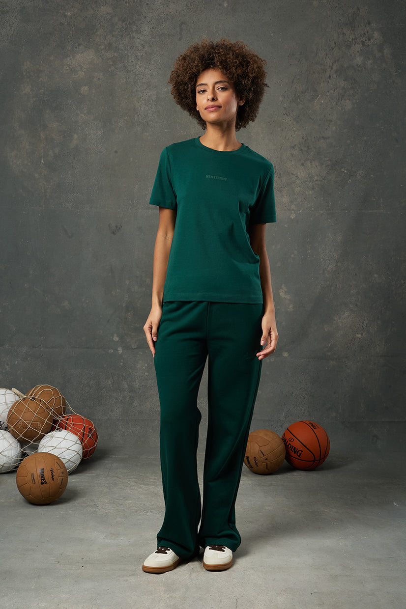 Luna Yeşil Regular Fit T-Shirt, doğallığın ve dinamizmin birleştiği zamansız bir stil sunar. Rahat kalıbı sayesinde gün boyu konfor sağlarken, sade tasarımıyla her kombine uyum gösterir.&nbsp;Yumuşak dokusu ve nefes alan kumaşı ile hem günlük yaşamda hem de aktif günlerde tercih edilebilir. Kısa kollu ve bisiklet yaka detayı, sportif ve modern bir görünüm yaratır.