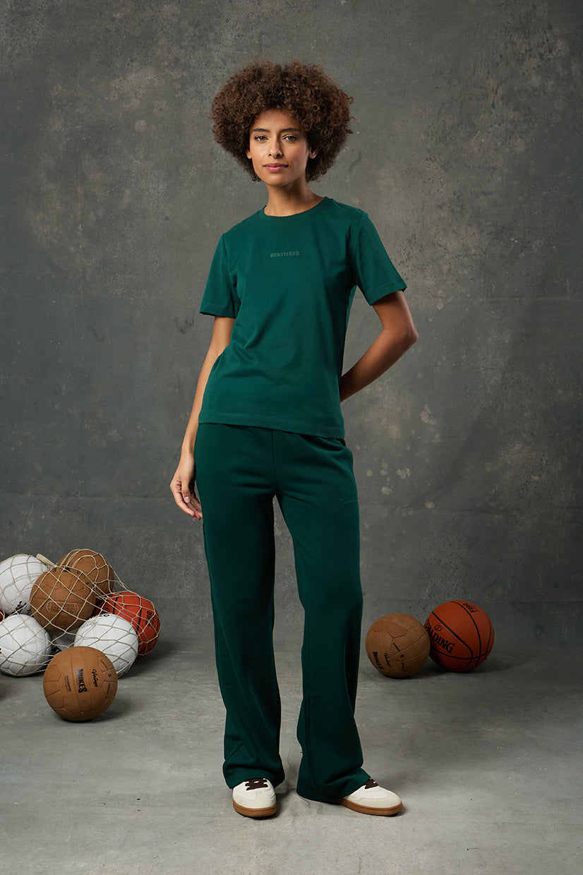 Luna Yeşil Regular Fit T-Shirt, doğallığın ve dinamizmin birleştiği zamansız bir stil sunar. Rahat kalıbı sayesinde gün boyu konfor sağlarken, sade tasarımıyla her kombine uyum gösterir.&nbsp;Yumuşak dokusu ve nefes alan kumaşı ile hem günlük yaşamda hem de aktif günlerde tercih edilebilir. Kısa kollu ve bisiklet yaka detayı, sportif ve modern bir görünüm yaratır.