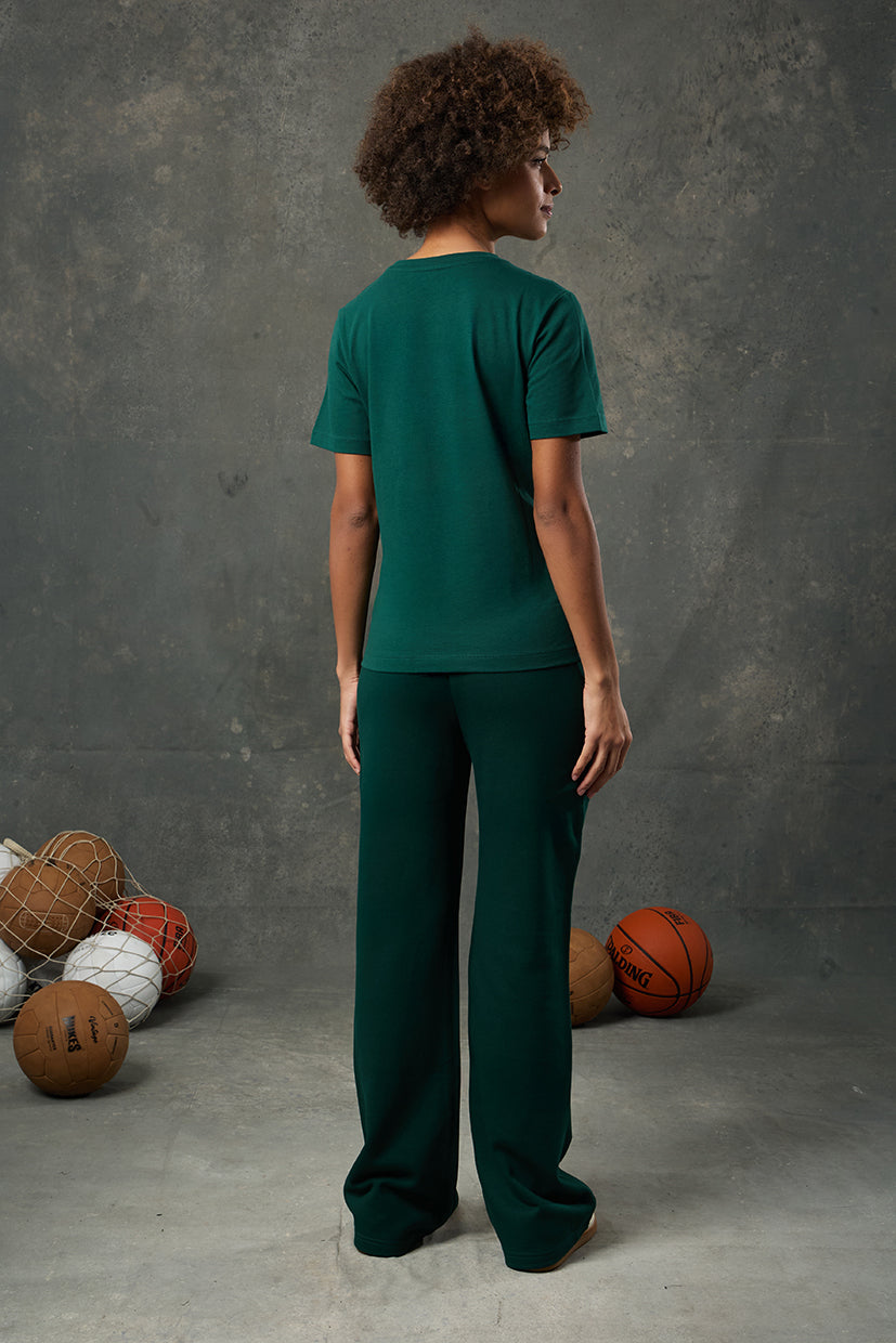 Luna Yeşil Regular Fit T-Shirt, doğallığın ve dinamizmin birleştiği zamansız bir stil sunar. Rahat kalıbı sayesinde gün boyu konfor sağlarken, sade tasarımıyla her kombine uyum gösterir.&nbsp;Yumuşak dokusu ve nefes alan kumaşı ile hem günlük yaşamda hem de aktif günlerde tercih edilebilir. Kısa kollu ve bisiklet yaka detayı, sportif ve modern bir görünüm yaratır.
