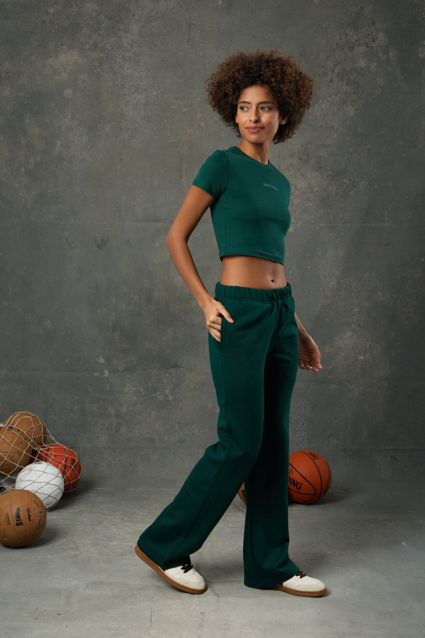 Luna Yeşil Slim Fit Crop, doğal tonlardaki rengi ve vücuda oturan formuyla stilinize dinamik bir hava katar. Kısa kol detayı ve crop kesimiyle hem sportif hem de şehirli görünümler yaratmanıza olanak tanır.&nbsp;Yumuşak kumaşı, hafif esnekliği ve nefes alabilir dokusu sayesinde gün boyu konfor sunar. Yüksek bel tayt ya da pantolonlarla kombinlenerek modern ve dengeli bir siluet oluşturur.