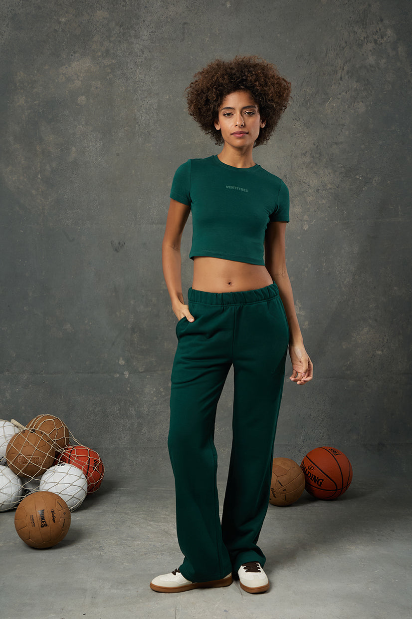 Luna Yeşil Slim Fit Crop, doğal tonlardaki rengi ve vücuda oturan formuyla stilinize dinamik bir hava katar. Kısa kol detayı ve crop kesimiyle hem sportif hem de şehirli görünümler yaratmanıza olanak tanır.&nbsp;Yumuşak kumaşı, hafif esnekliği ve nefes alabilir dokusu sayesinde gün boyu konfor sunar. Yüksek bel tayt ya da pantolonlarla kombinlenerek modern ve dengeli bir siluet oluşturur.