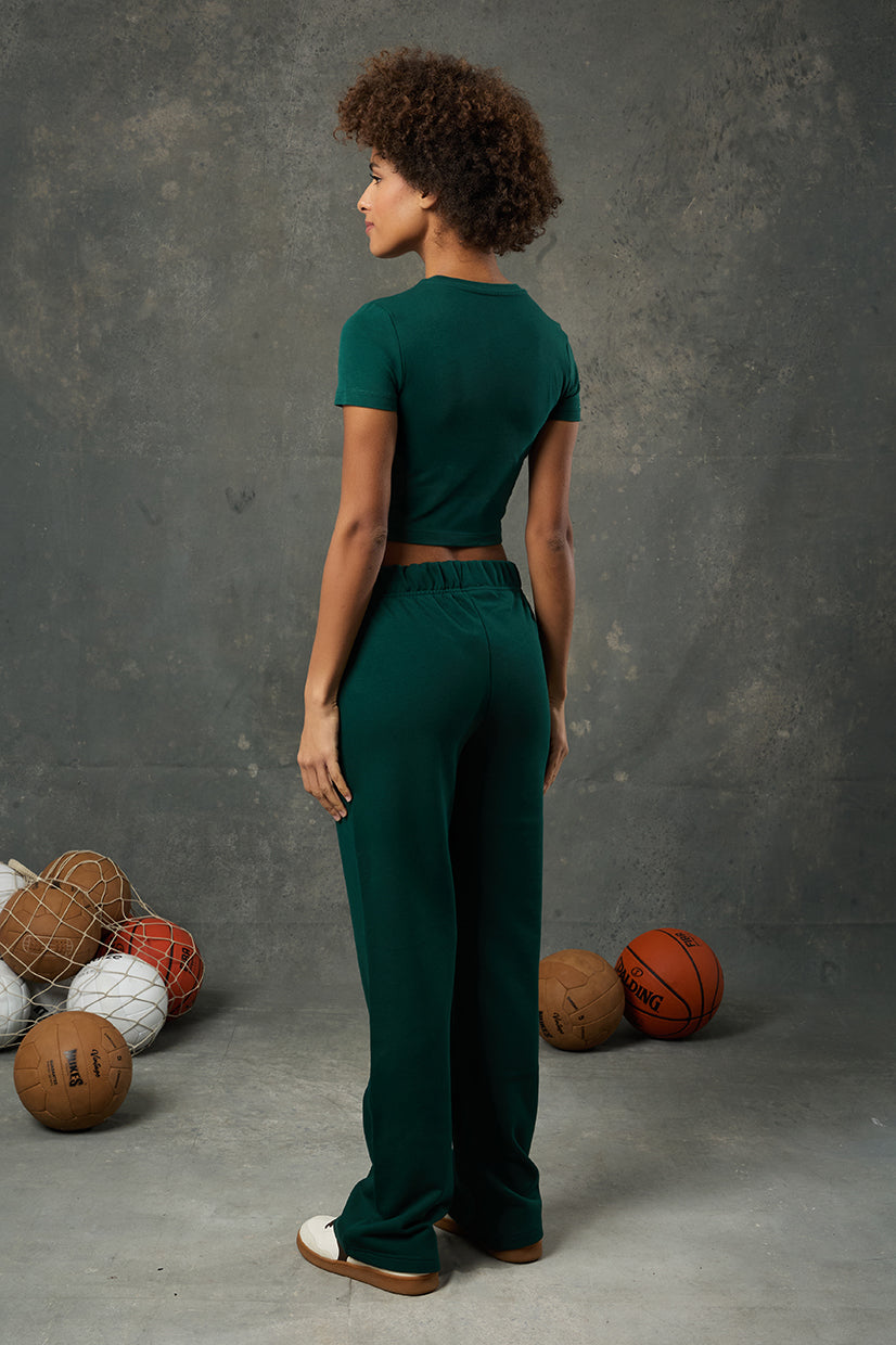 Luna Yeşil Slim Fit Crop, doğal tonlardaki rengi ve vücuda oturan formuyla stilinize dinamik bir hava katar. Kısa kol detayı ve crop kesimiyle hem sportif hem de şehirli görünümler yaratmanıza olanak tanır.&nbsp;Yumuşak kumaşı, hafif esnekliği ve nefes alabilir dokusu sayesinde gün boyu konfor sunar. Yüksek bel tayt ya da pantolonlarla kombinlenerek modern ve dengeli bir siluet oluşturur.