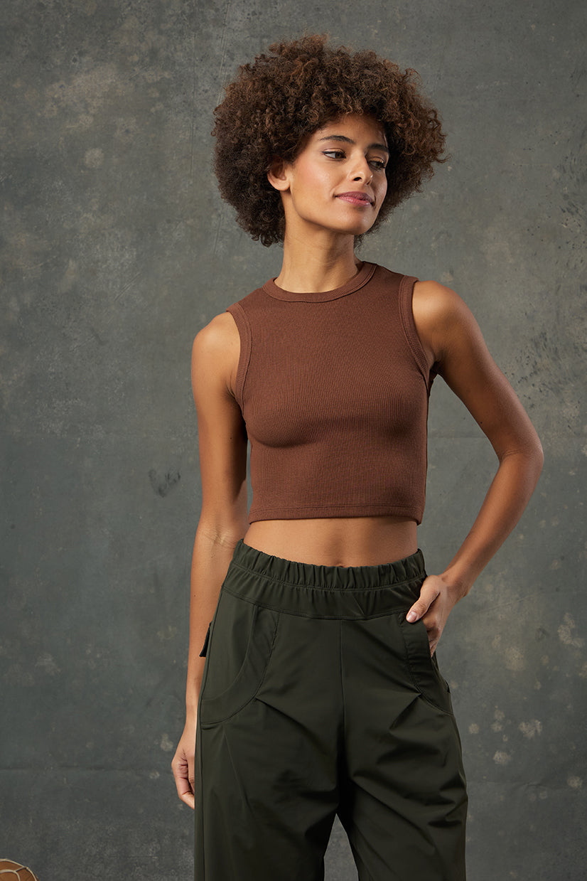 Pure Kahverengi Rib Crop, sıcak tonuyla doğal bir şıklık sunarken ribana dokulu esnek kumaşı sayesinde konforlu bir kullanım sağlar. Vücuda oturan yapısı ve kısa kesimiyle günlük giyimde hem rahatlığı hem de modern görünümü bir araya getirir. Kahverengi tonu, doğadan ilham alan kombinler için ideal bir tamamlayıcıdır.
