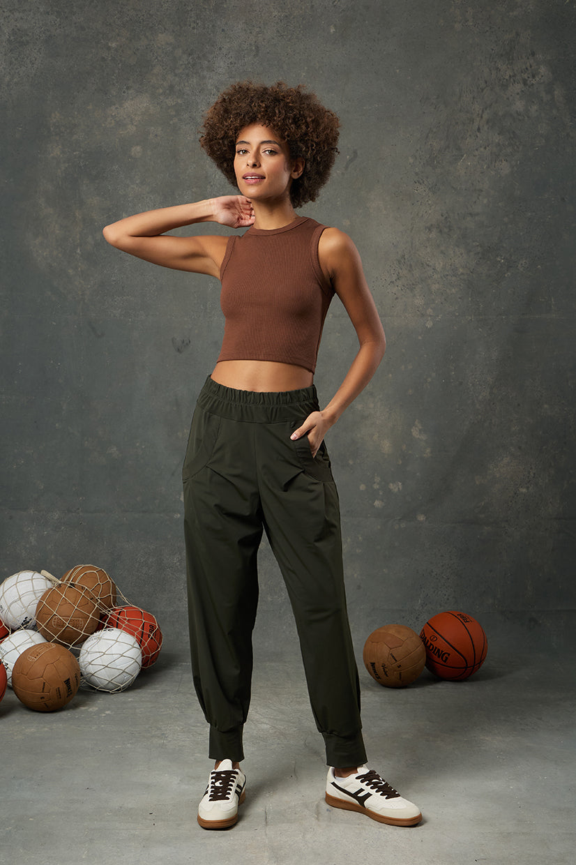 Pure Kahverengi Rib Crop, sıcak tonuyla doğal bir şıklık sunarken ribana dokulu esnek kumaşı sayesinde konforlu bir kullanım sağlar. Vücuda oturan yapısı ve kısa kesimiyle günlük giyimde hem rahatlığı hem de modern görünümü bir araya getirir. Kahverengi tonu, doğadan ilham alan kombinler için ideal bir tamamlayıcıdır.