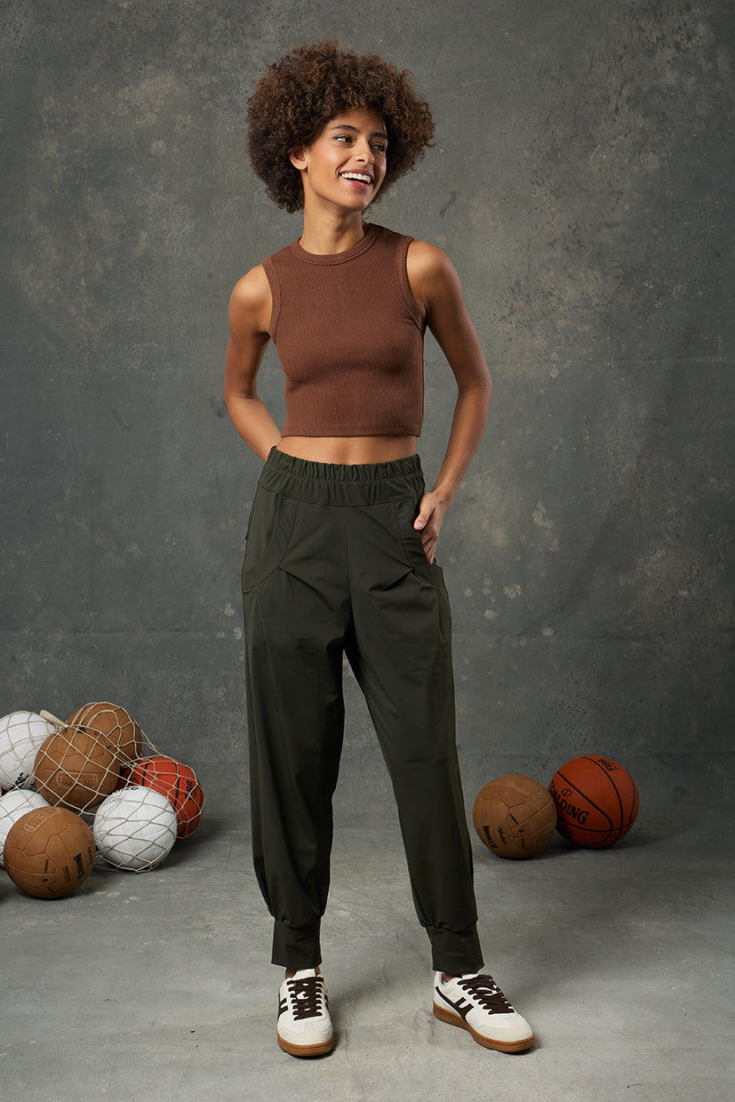 Pure Kahverengi Rib Crop, sıcak tonuyla doğal bir şıklık sunarken ribana dokulu esnek kumaşı sayesinde konforlu bir kullanım sağlar. Vücuda oturan yapısı ve kısa kesimiyle günlük giyimde hem rahatlığı hem de modern görünümü bir araya getirir. Kahverengi tonu, doğadan ilham alan kombinler için ideal bir tamamlayıcıdır.