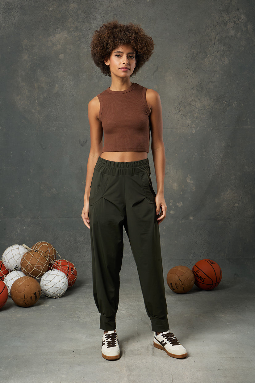 Pure Kahverengi Rib Crop, sıcak tonuyla doğal bir şıklık sunarken ribana dokulu esnek kumaşı sayesinde konforlu bir kullanım sağlar. Vücuda oturan yapısı ve kısa kesimiyle günlük giyimde hem rahatlığı hem de modern görünümü bir araya getirir. Kahverengi tonu, doğadan ilham alan kombinler için ideal bir tamamlayıcıdır.