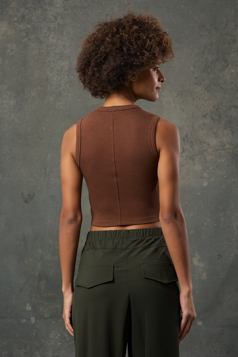 Pure Kahverengi Rib Crop, sıcak tonuyla doğal bir şıklık sunarken ribana dokulu esnek kumaşı sayesinde konforlu bir kullanım sağlar. Vücuda oturan yapısı ve kısa kesimiyle günlük giyimde hem rahatlığı hem de modern görünümü bir araya getirir. Kahverengi tonu, doğadan ilham alan kombinler için ideal bir tamamlayıcıdır.