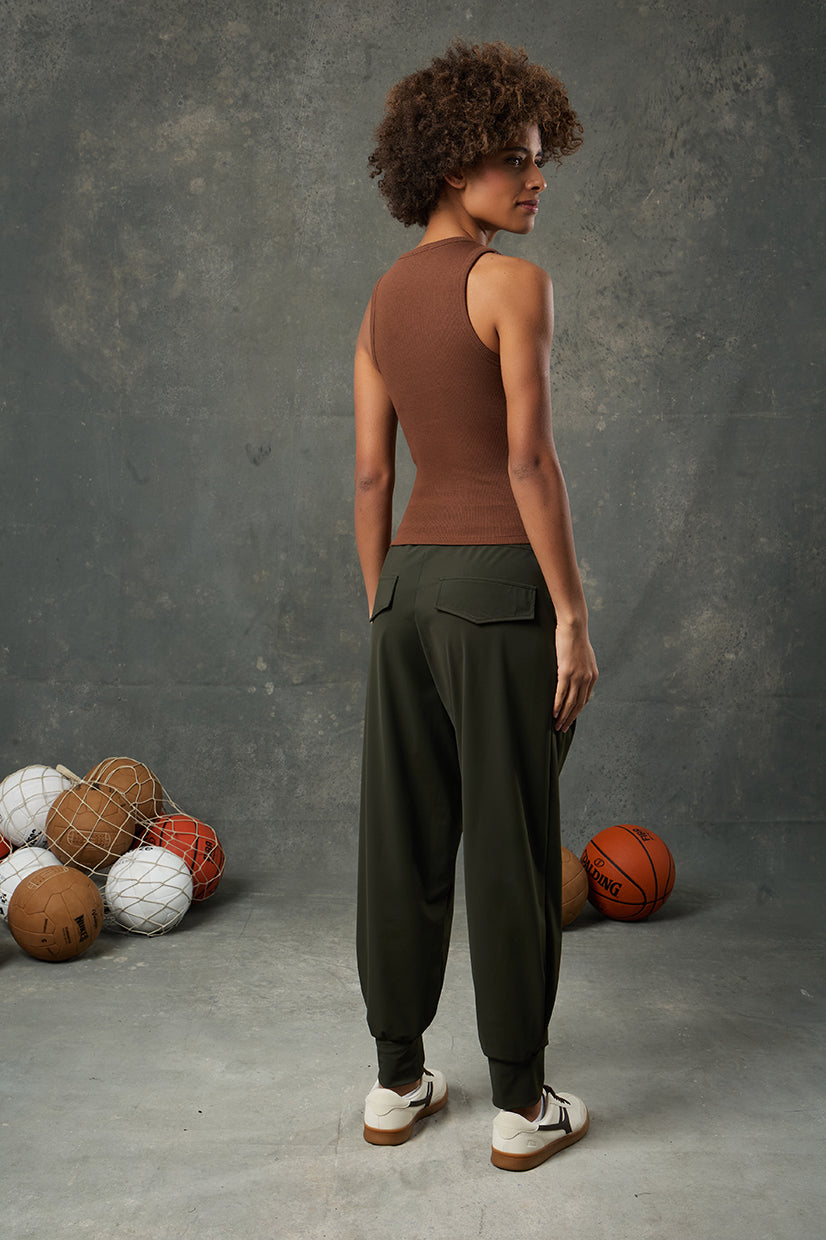 Pure Kahverengi Rib Tank, sıcak ve doğal tonuyla sade şıklığı ribana dokunun konforuyla buluşturur. Vücudu saran esnek yapısı sayesinde hem rahat hem de zarif bir görünüm sunar. Kahverengi rengiyle toprak tonlu kombinlerin vazgeçilmezi olurken, sportif ve gündelik stiller için ideal bir temel parça işlevi görür. Hafif yuvarlak yaka kesimi ve fit formu ile hem tek başına hem de katmanlı giyimde mükemmel bir uyum sağlar. Zamansız ve çok yönlü yapısıyla gardırobunuza doğal bir şıklık katmak için tercih edebili