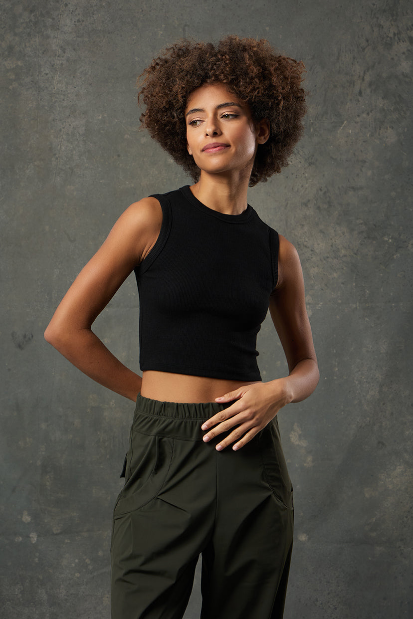 Pure Siyah Rib Crop, sade şıklığı vurgulayan modern tasarımıyla öne çıkar. Ribana dokulu kumaşı sayesinde esnek ve vücuda oturan bir yapı sunarken, crop formuyla spor ve gündelik kombinlerde rahatlıkla kullanılabilir. Siyah rengiyle zamansız bir stil sunar; hem tek başına hem katmanlı stillerde güçlü bir tamamlayıcı olarak tercih edilebilir.