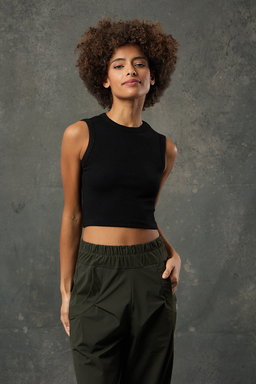 Pure Siyah Rib Crop, sade şıklığı vurgulayan modern tasarımıyla öne çıkar. Ribana dokulu kumaşı sayesinde esnek ve vücuda oturan bir yapı sunarken, crop formuyla spor ve gündelik kombinlerde rahatlıkla kullanılabilir. Siyah rengiyle zamansız bir stil sunar; hem tek başına hem katmanlı stillerde güçlü bir tamamlayıcı olarak tercih edilebilir.