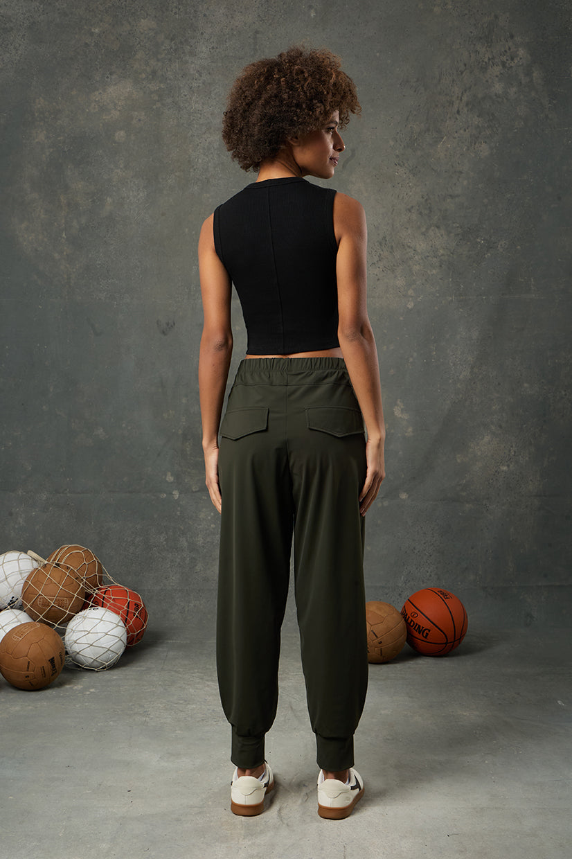 Pure Siyah Rib Crop, sade şıklığı vurgulayan modern tasarımıyla öne çıkar. Ribana dokulu kumaşı sayesinde esnek ve vücuda oturan bir yapı sunarken, crop formuyla spor ve gündelik kombinlerde rahatlıkla kullanılabilir. Siyah rengiyle zamansız bir stil sunar; hem tek başına hem katmanlı stillerde güçlü bir tamamlayıcı olarak tercih edilebilir.