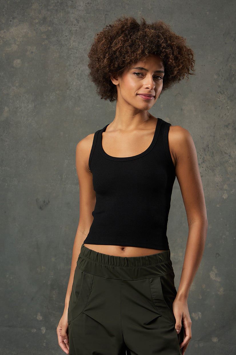 Pure Siyah Rib Tank, minimal şıklığın ve günlük konforun mükemmel birleşimini sunar. Vücudu saran ribana dokusu ile hem esnek hem de nefes alabilen yapısı sayesinde gün boyu rahatlık sağlar. Zamansız siyah tonu sayesinde hem spor kombinlerde hem de günlük stilinizde kolayca yer bulur. Atletik kesimi ve yuvarlak yaka detayı, sade ama güçlü bir siluet oluştururken kat kat giyimde ideal bir parça olarak öne çıkar. Basic ama stil sahibi görünmek isteyenler için dolabın vazgeçilmezlerinden biri olmaya adaydır.