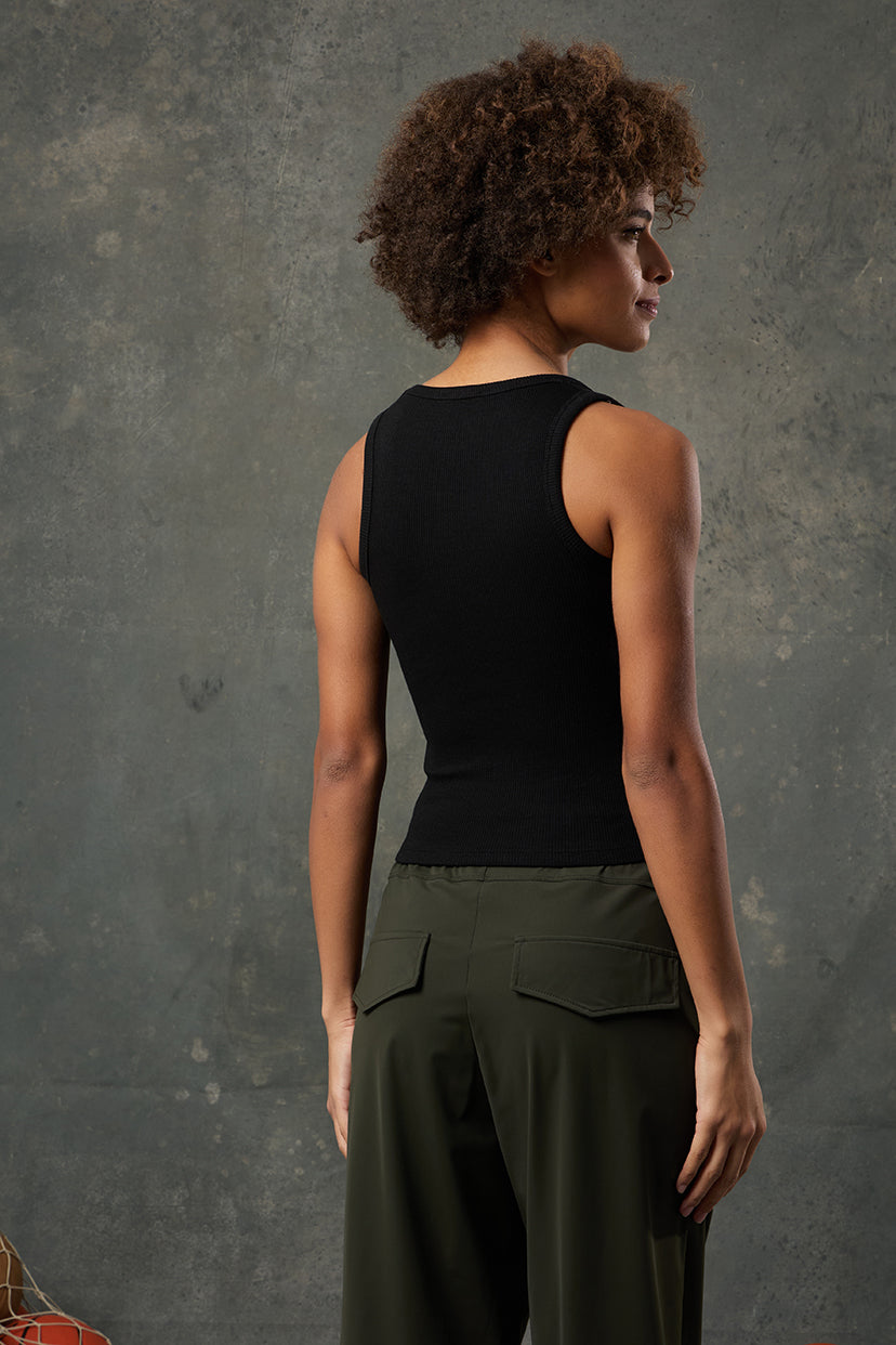 Pure Siyah Rib Tank, minimal şıklığın ve günlük konforun mükemmel birleşimini sunar. Vücudu saran ribana dokusu ile hem esnek hem de nefes alabilen yapısı sayesinde gün boyu rahatlık sağlar. Zamansız siyah tonu sayesinde hem spor kombinlerde hem de günlük stilinizde kolayca yer bulur. Atletik kesimi ve yuvarlak yaka detayı, sade ama güçlü bir siluet oluştururken kat kat giyimde ideal bir parça olarak öne çıkar. Basic ama stil sahibi görünmek isteyenler için dolabın vazgeçilmezlerinden biri olmaya adaydır.