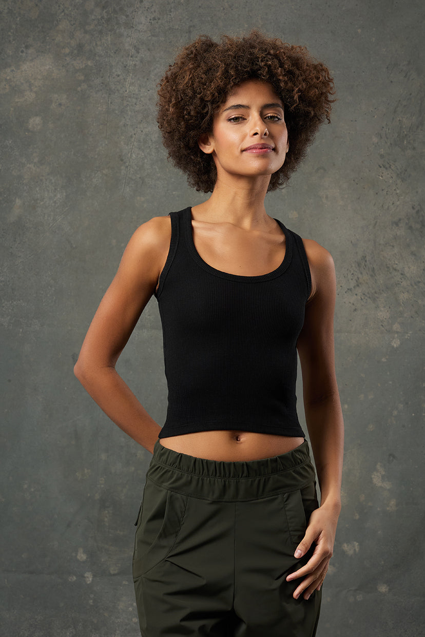 Pure Siyah Rib Tank, minimal şıklığın ve günlük konforun mükemmel birleşimini sunar. Vücudu saran ribana dokusu ile hem esnek hem de nefes alabilen yapısı sayesinde gün boyu rahatlık sağlar. Zamansız siyah tonu sayesinde hem spor kombinlerde hem de günlük stilinizde kolayca yer bulur. Atletik kesimi ve yuvarlak yaka detayı, sade ama güçlü bir siluet oluştururken kat kat giyimde ideal bir parça olarak öne çıkar. Basic ama stil sahibi görünmek isteyenler için dolabın vazgeçilmezlerinden biri olmaya adaydır.