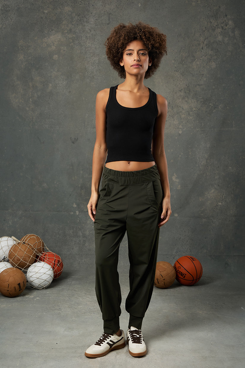 Pure Siyah Rib Tank, minimal şıklığın ve günlük konforun mükemmel birleşimini sunar. Vücudu saran ribana dokusu ile hem esnek hem de nefes alabilen yapısı sayesinde gün boyu rahatlık sağlar. Zamansız siyah tonu sayesinde hem spor kombinlerde hem de günlük stilinizde kolayca yer bulur. Atletik kesimi ve yuvarlak yaka detayı, sade ama güçlü bir siluet oluştururken kat kat giyimde ideal bir parça olarak öne çıkar. Basic ama stil sahibi görünmek isteyenler için dolabın vazgeçilmezlerinden biri olmaya adaydır.