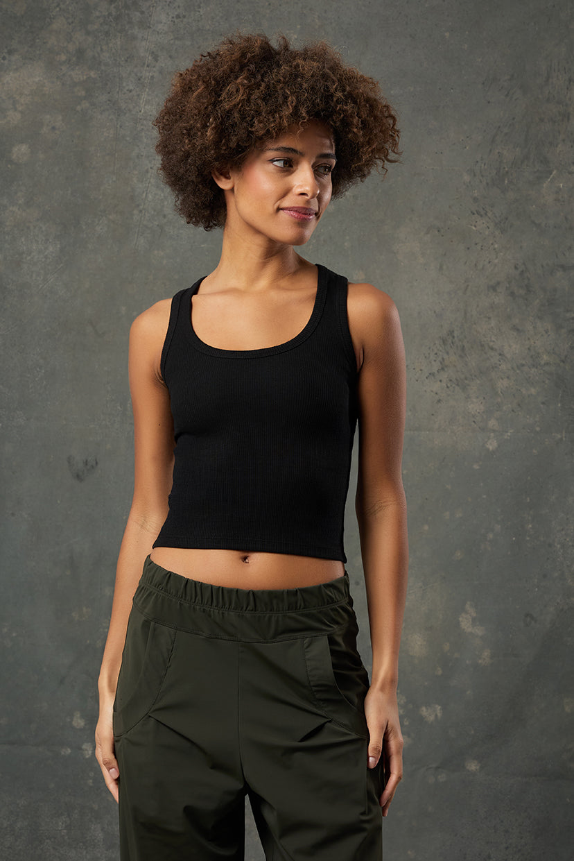 Pure Siyah Rib Tank, minimal şıklığın ve günlük konforun mükemmel birleşimini sunar. Vücudu saran ribana dokusu ile hem esnek hem de nefes alabilen yapısı sayesinde gün boyu rahatlık sağlar. Zamansız siyah tonu sayesinde hem spor kombinlerde hem de günlük stilinizde kolayca yer bulur. Atletik kesimi ve yuvarlak yaka detayı, sade ama güçlü bir siluet oluştururken kat kat giyimde ideal bir parça olarak öne çıkar. Basic ama stil sahibi görünmek isteyenler için dolabın vazgeçilmezlerinden biri olmaya adaydır.