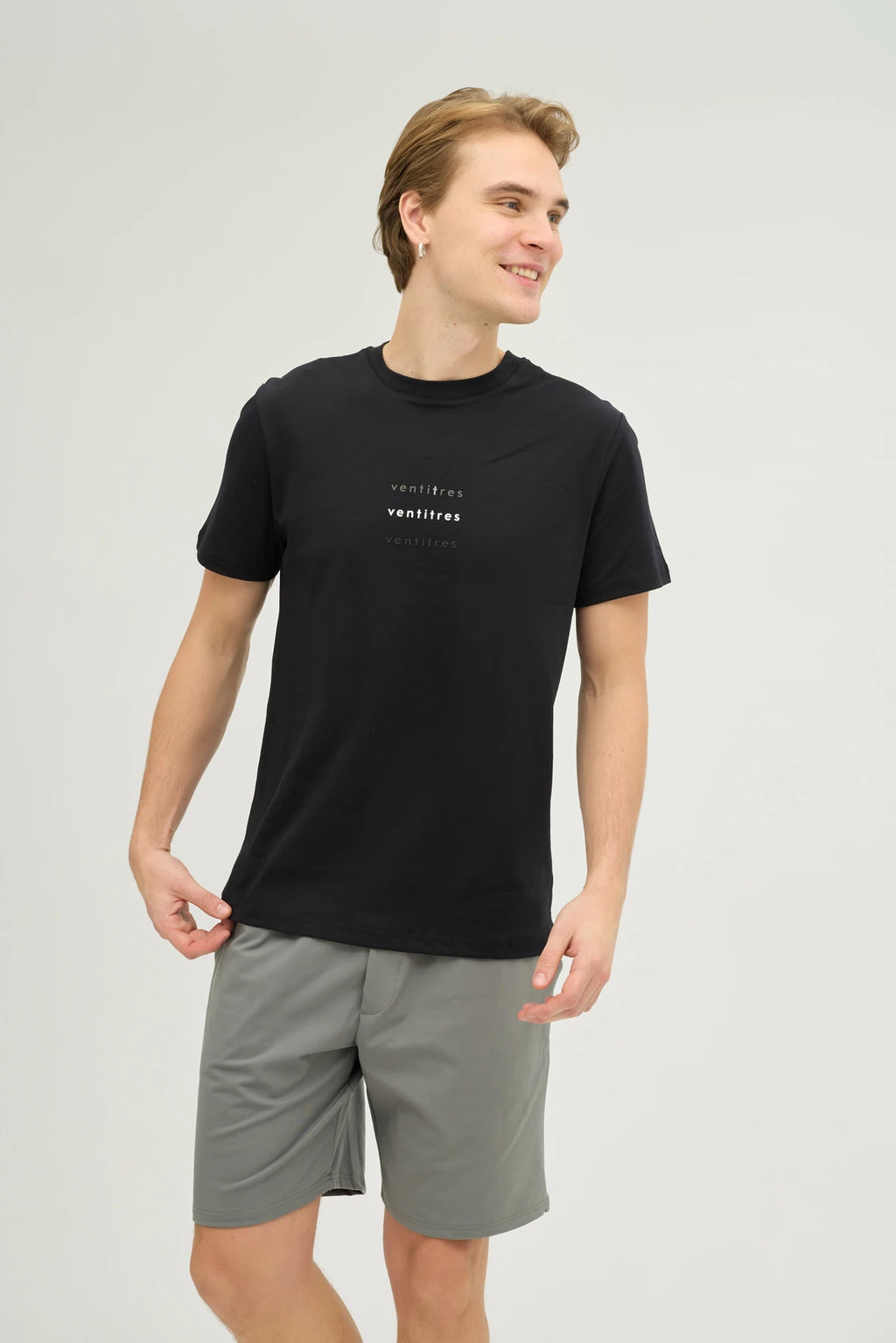 Unisex Basic Baskılı T-Shirt, hem spor aktiviteleri hem de günlük kullanım için mükemmel bir seçenektir. Hafif ve nefes alabilir kumaşı sayesinde terlemeyi en aza indirir ve gün boyu ferah kalmanızı sağlar. Esnek yapısı, vücudu nazikçe sararak hareket özgürlüğü sunar, bu da onu yoga, koşu ve fitness gibi aktiviteler için ideal hale getirir.